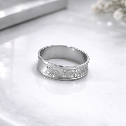 Bague Homme Argentée Gravée – Style Moderne & Élégance Discrète