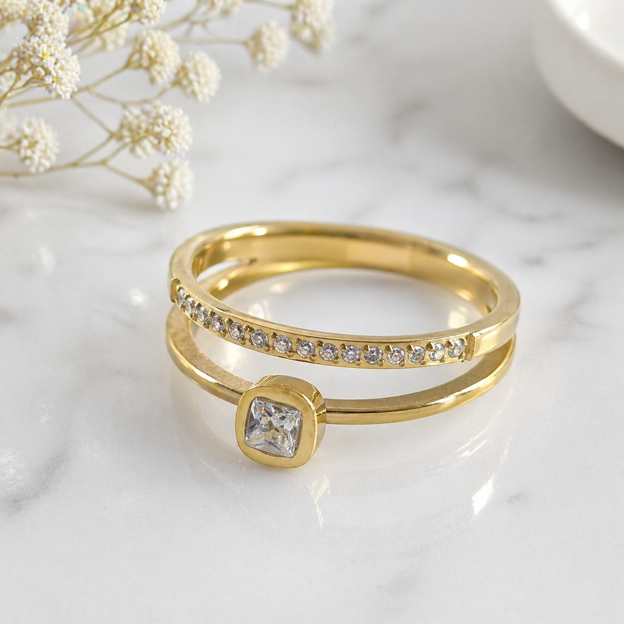 Bague Double Anneau en Acier Doré avec Zircons – Élégance Moderne