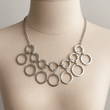 Collier en Acier Inoxydable – Cascade d’Anneaux Géométriques