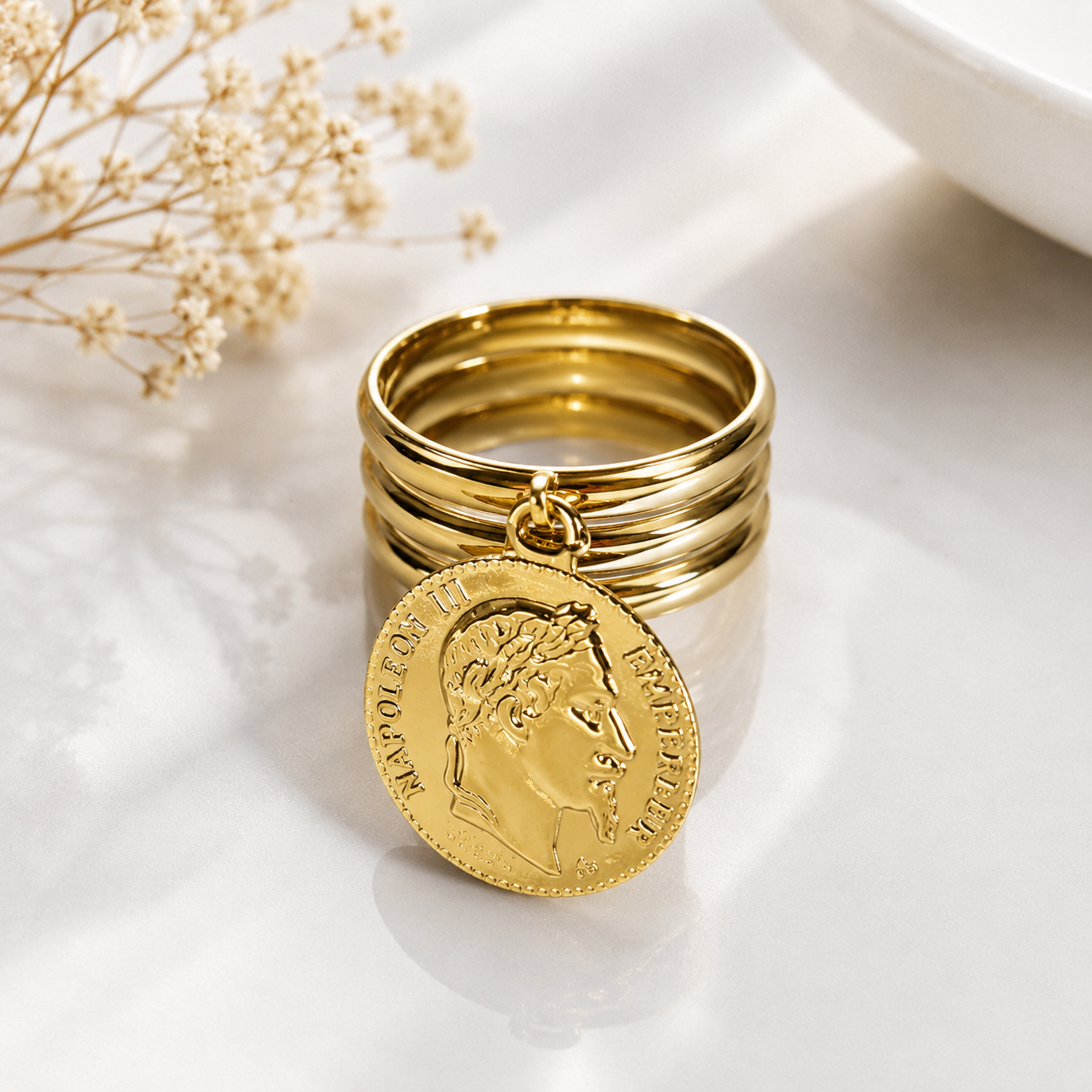 Bague Acier Impériale Médaille Dorée – Style Vintage Chic