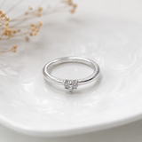 Bague Fine en Argent avec Cristaux – Élégance Minimaliste