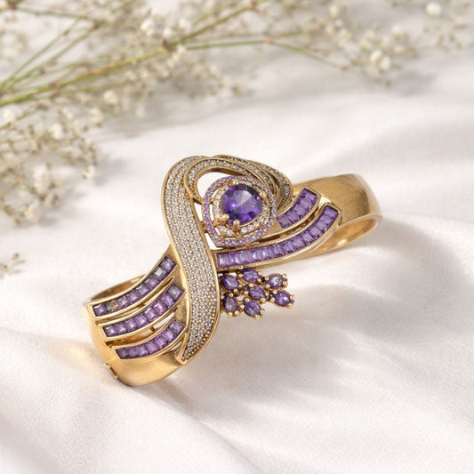 Exprimez votre raffinement avec ce bracelet antique en bronze et argent, une création majestueuse au design inspiré des bijoux royaux d’antan. Son motif central en forme de cœur, sublimé par une pierre violette lumineuse entourée de cristaux scintillants, incarne l’élégance, la passion et la féminité.

Les courbes délicates, enrichies de pierres violettes finement serties, créent un relief harmonieux et un éclat somptueux. L’association du bronze antique et de l’argent apporte une touche chaleureuse et nobl