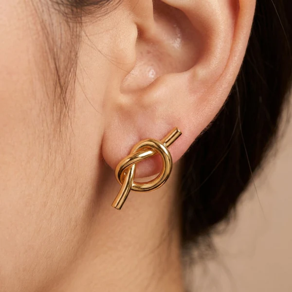 Boucles d’Oreilles Nœud Moderne en Acier Inoxydable Doré