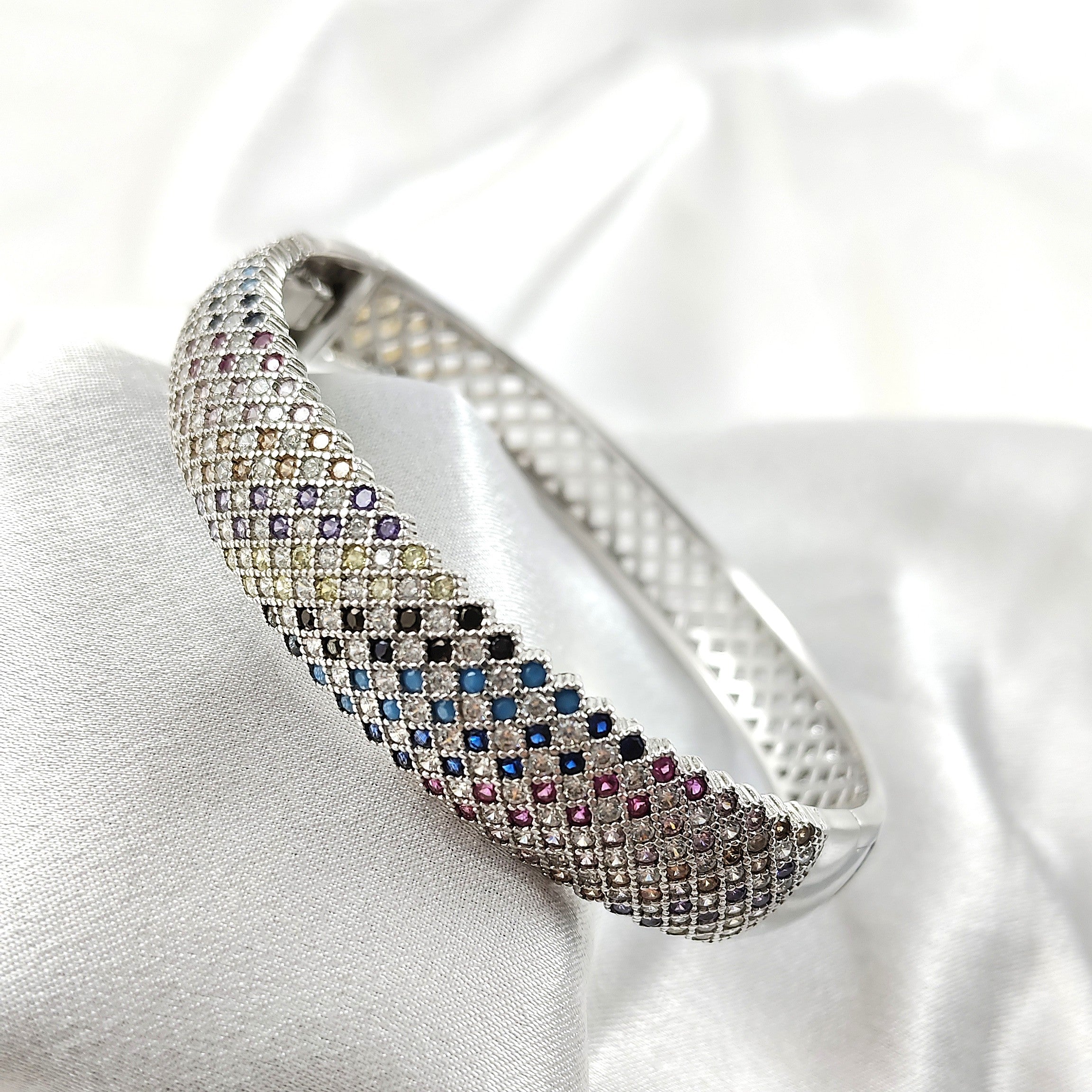 Bracelet en argent serti de pierres multicolores – Éclat et élégance