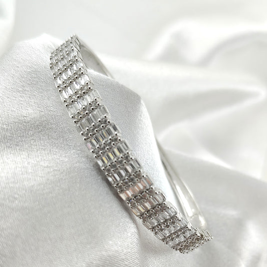 Bracelet en Argent – Éclat Intemporel à Maillons Sertis