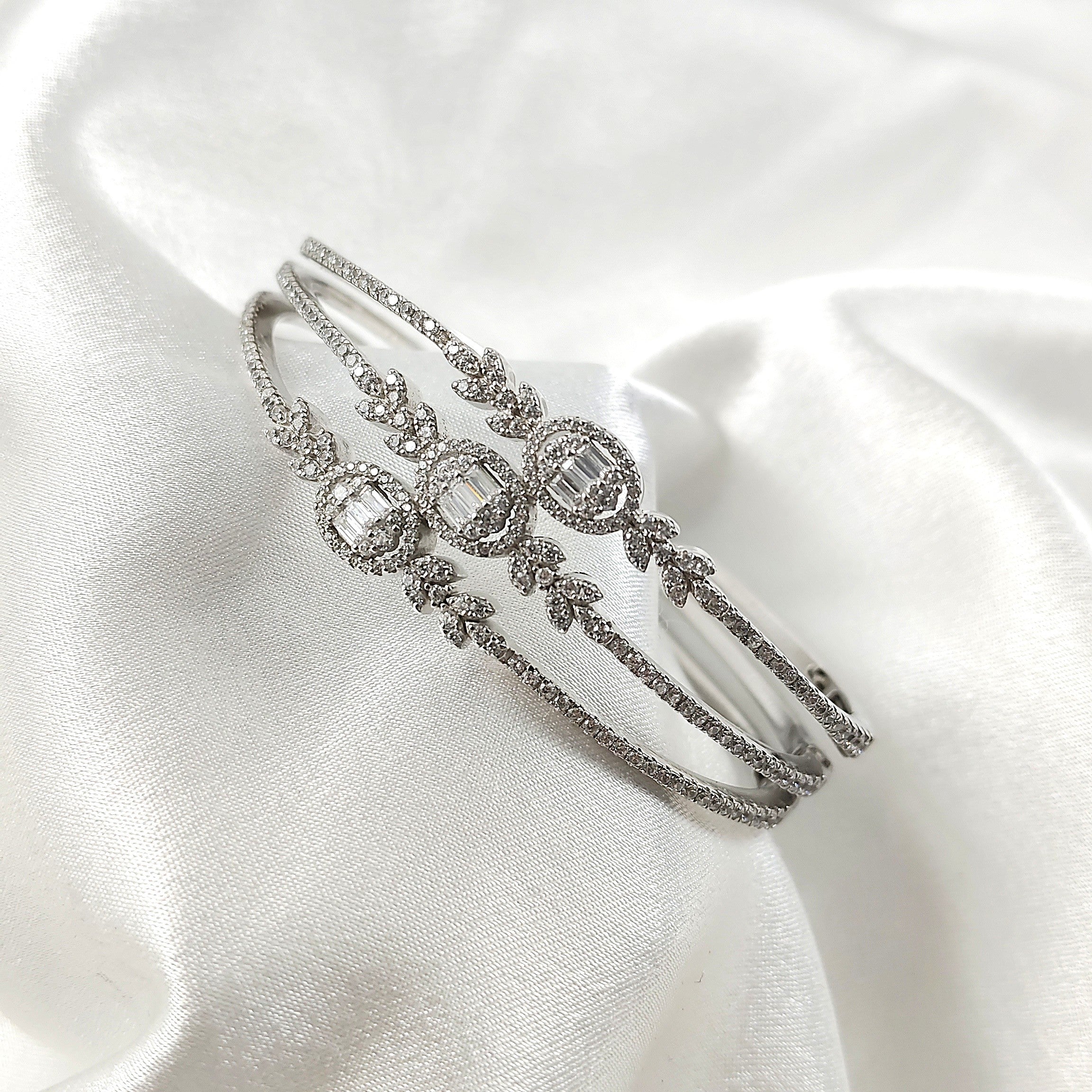 Bracelet Manchette en Argent Sertie de Zircons – Élégance Intemporelle