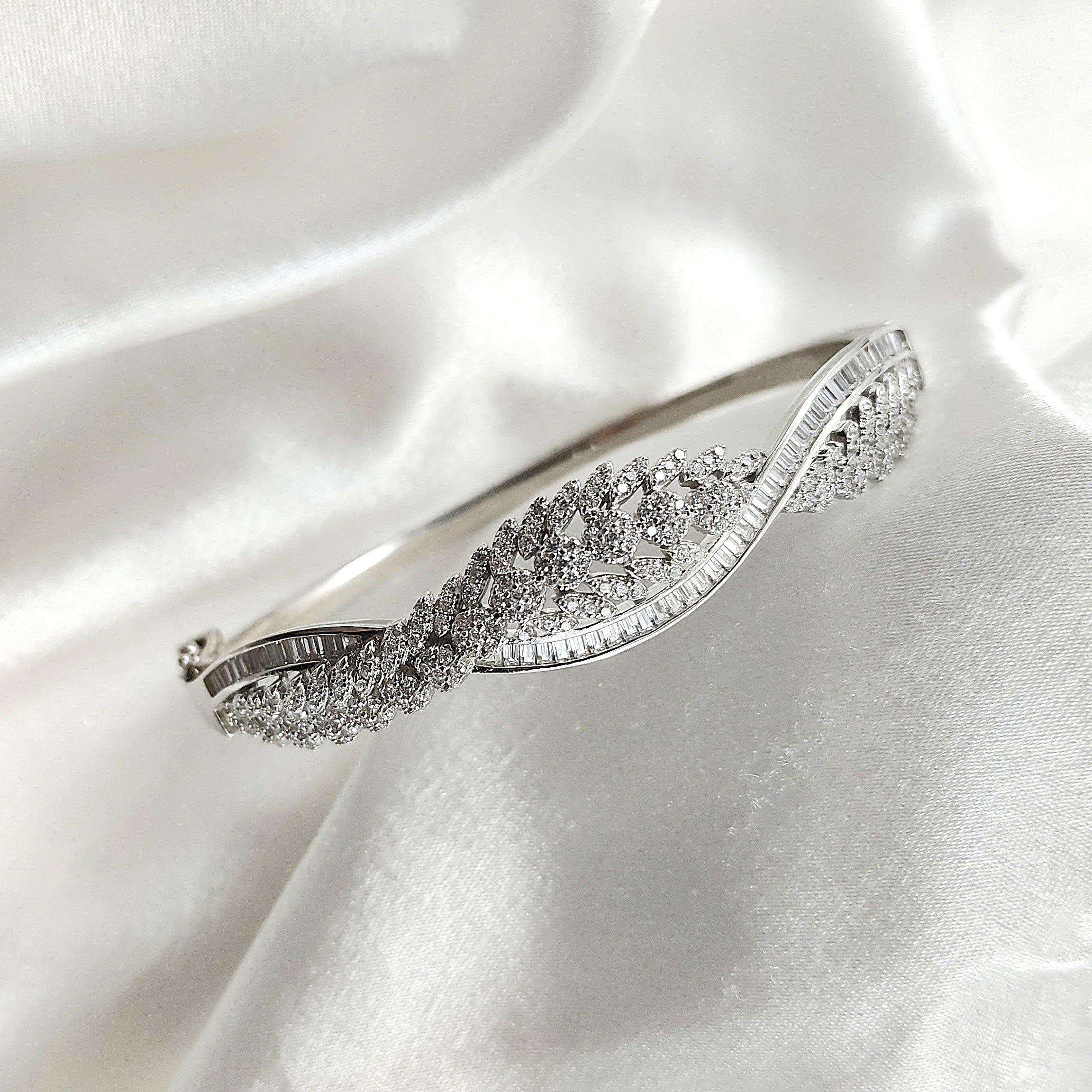 Bracelet Luxe Raffiné – Feuilles Étincelantes en Argent