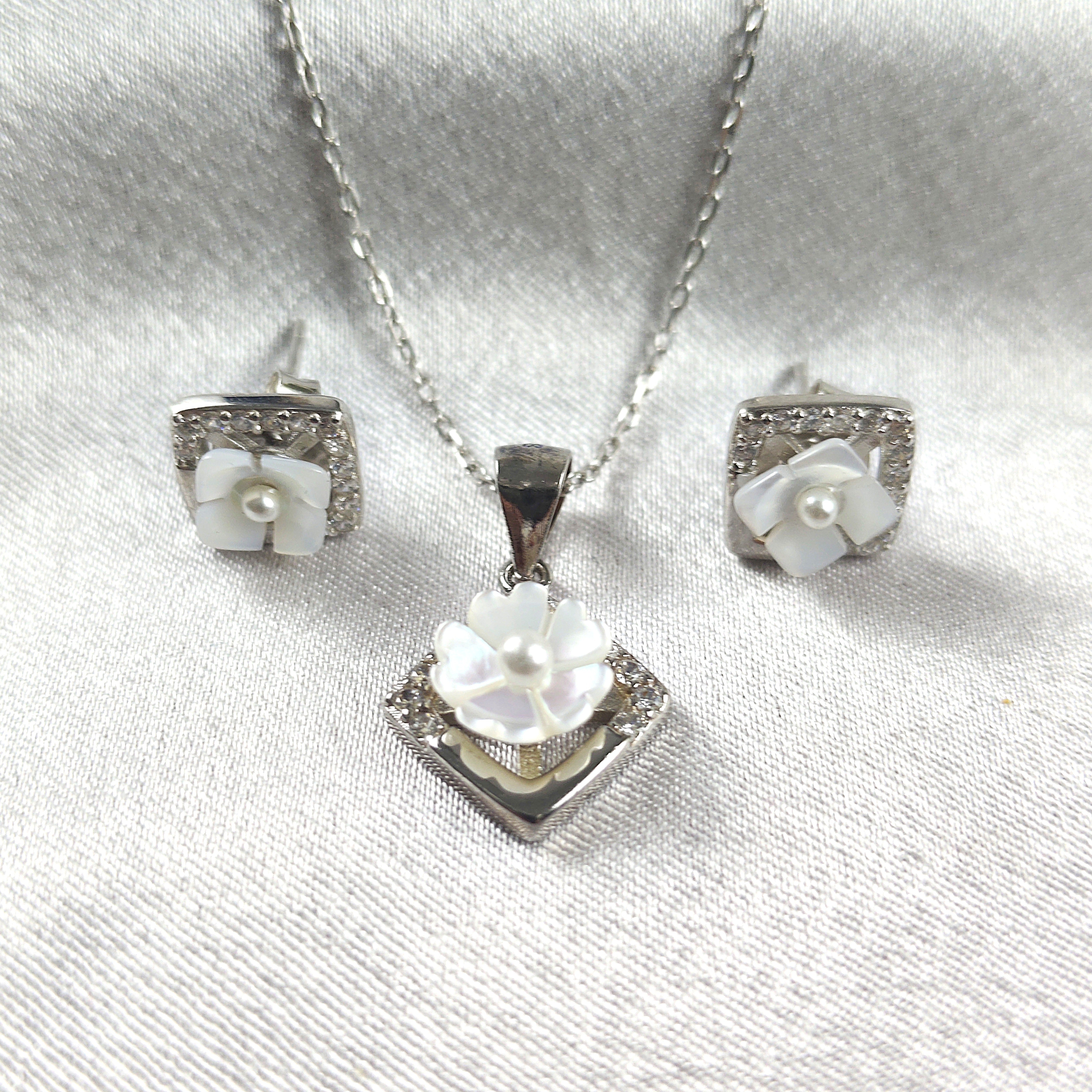 Parure “Fleur de Nacre” en Argent