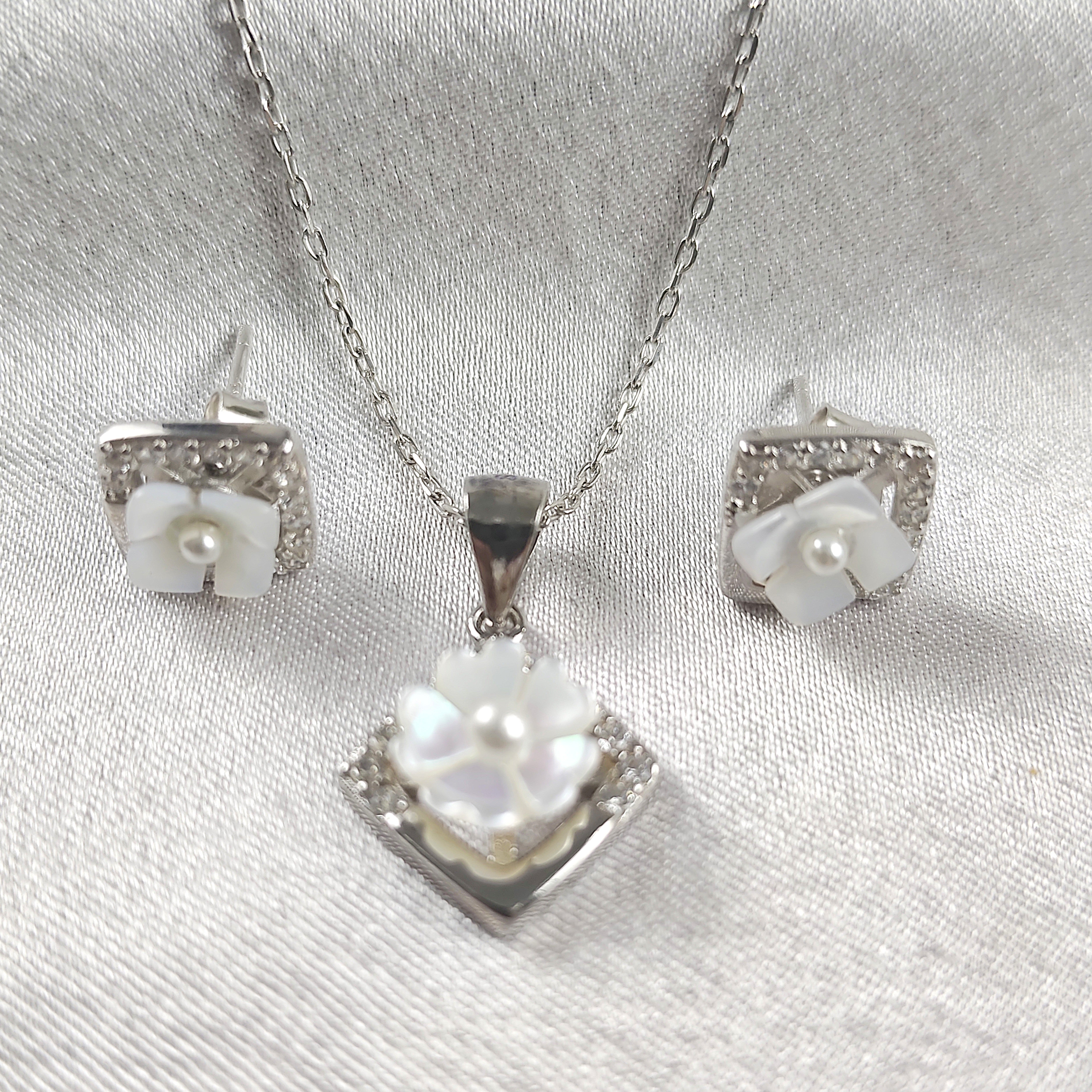 Parure “Fleur de Nacre” en Argent