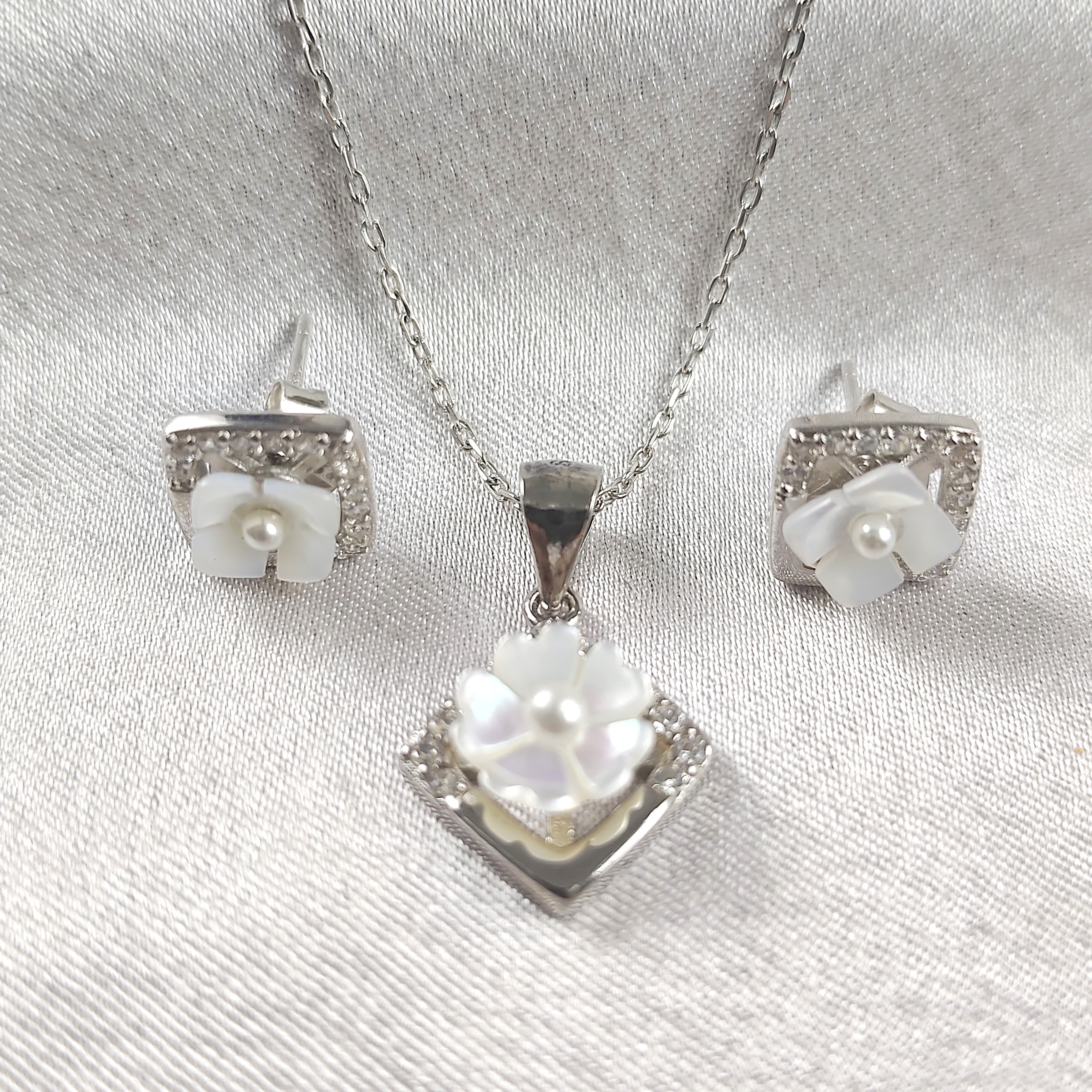 Parure “Fleur de Nacre” en Argent