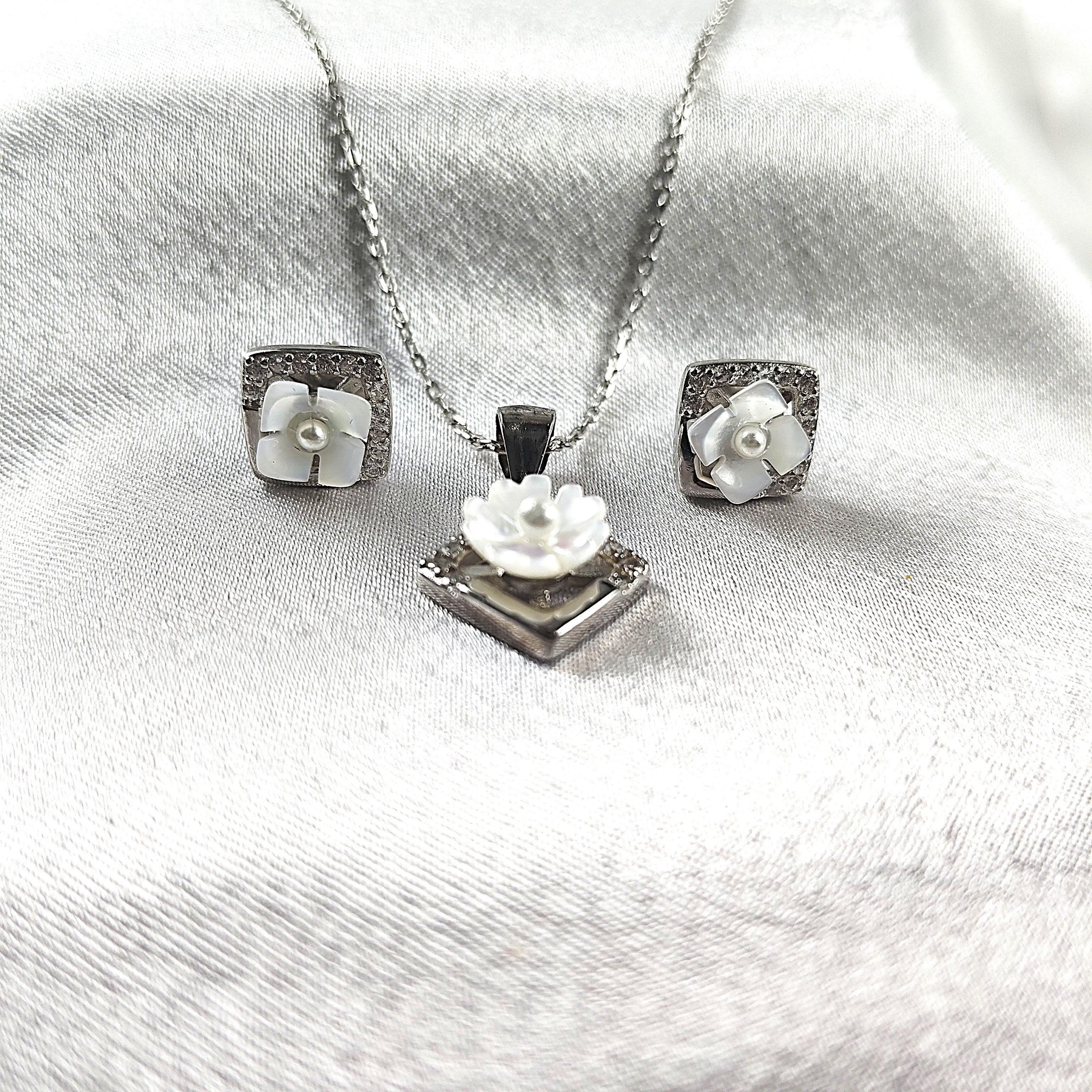 Parure “Fleur de Nacre” en Argent