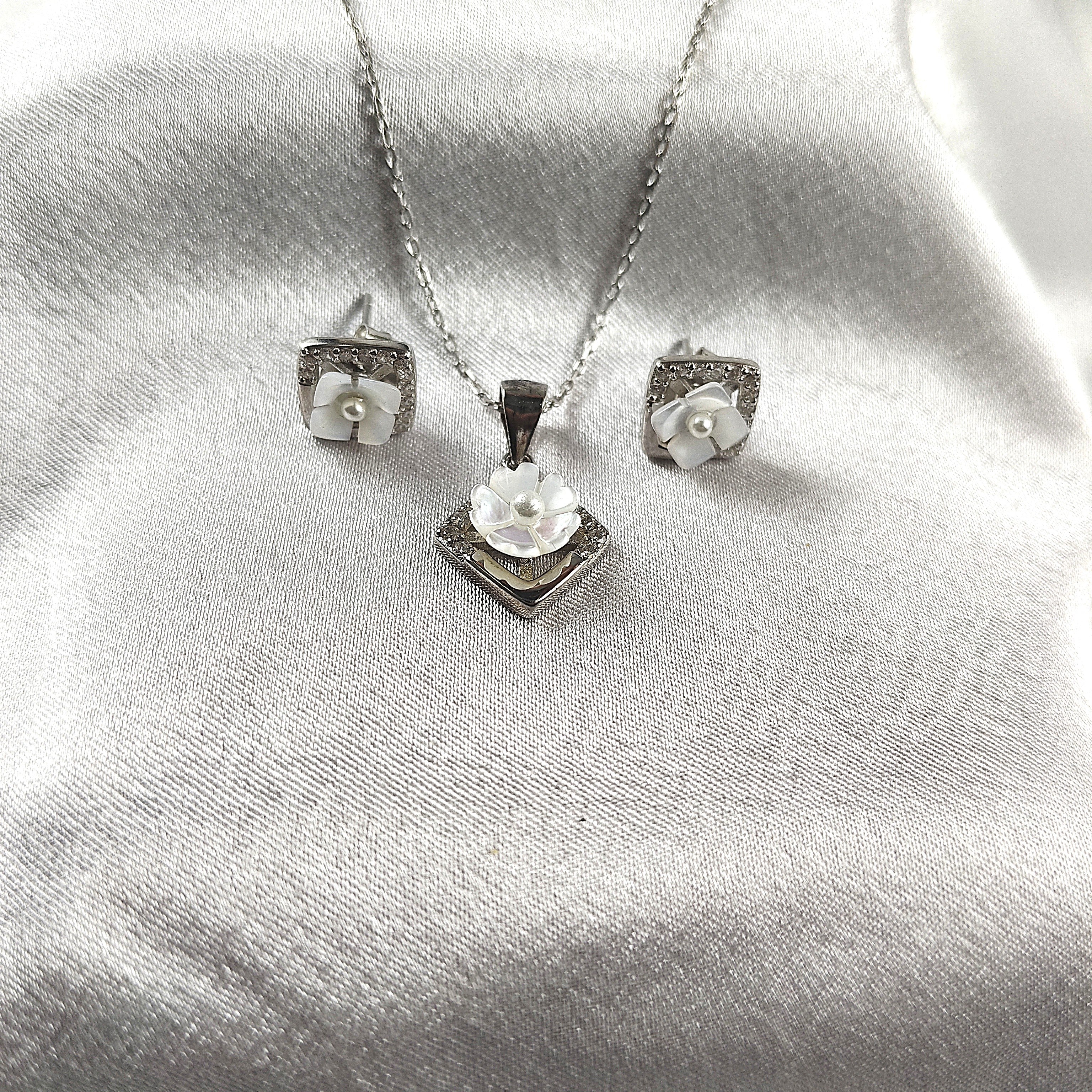 Parure “Fleur de Nacre” en Argent