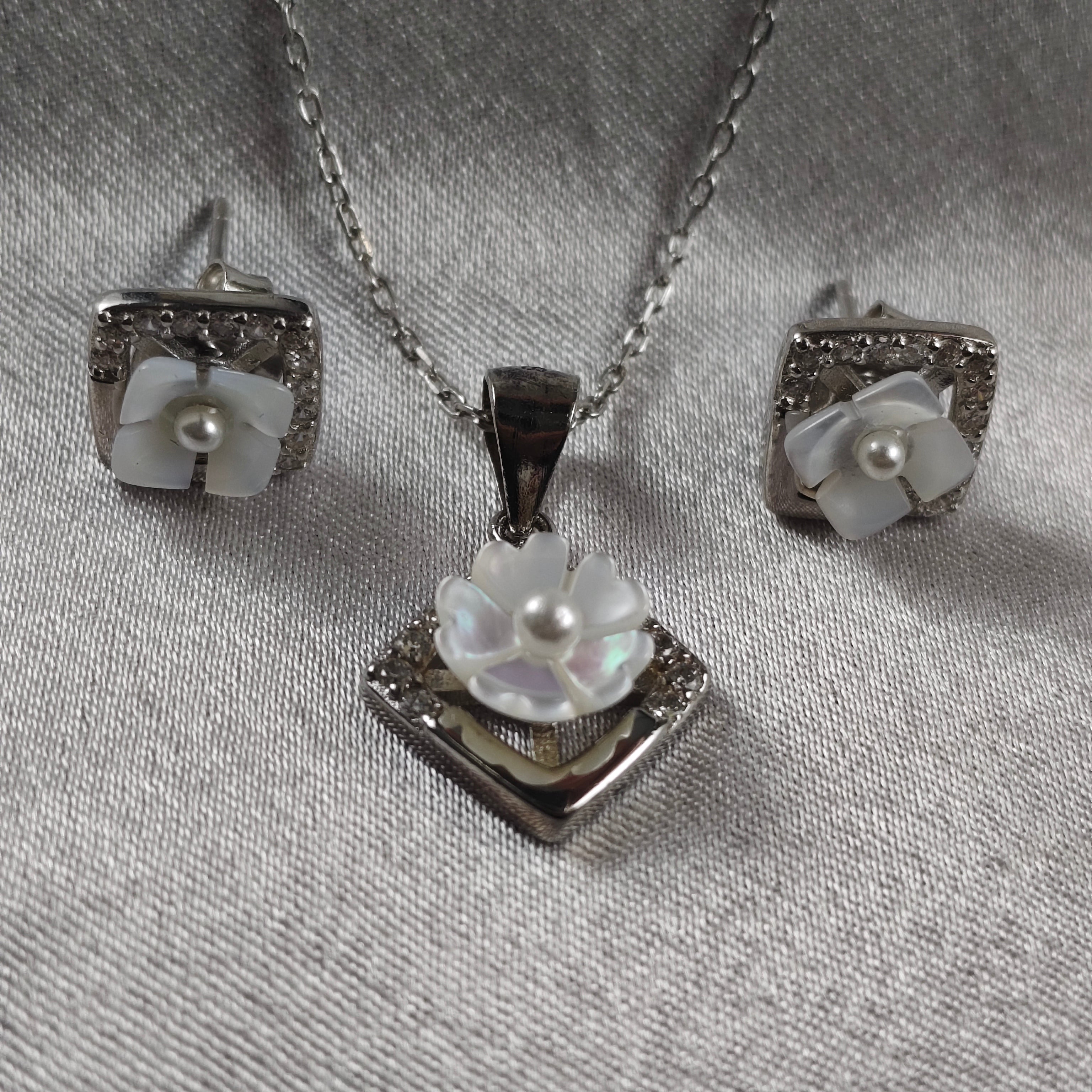 Parure “Fleur de Nacre” en Argent