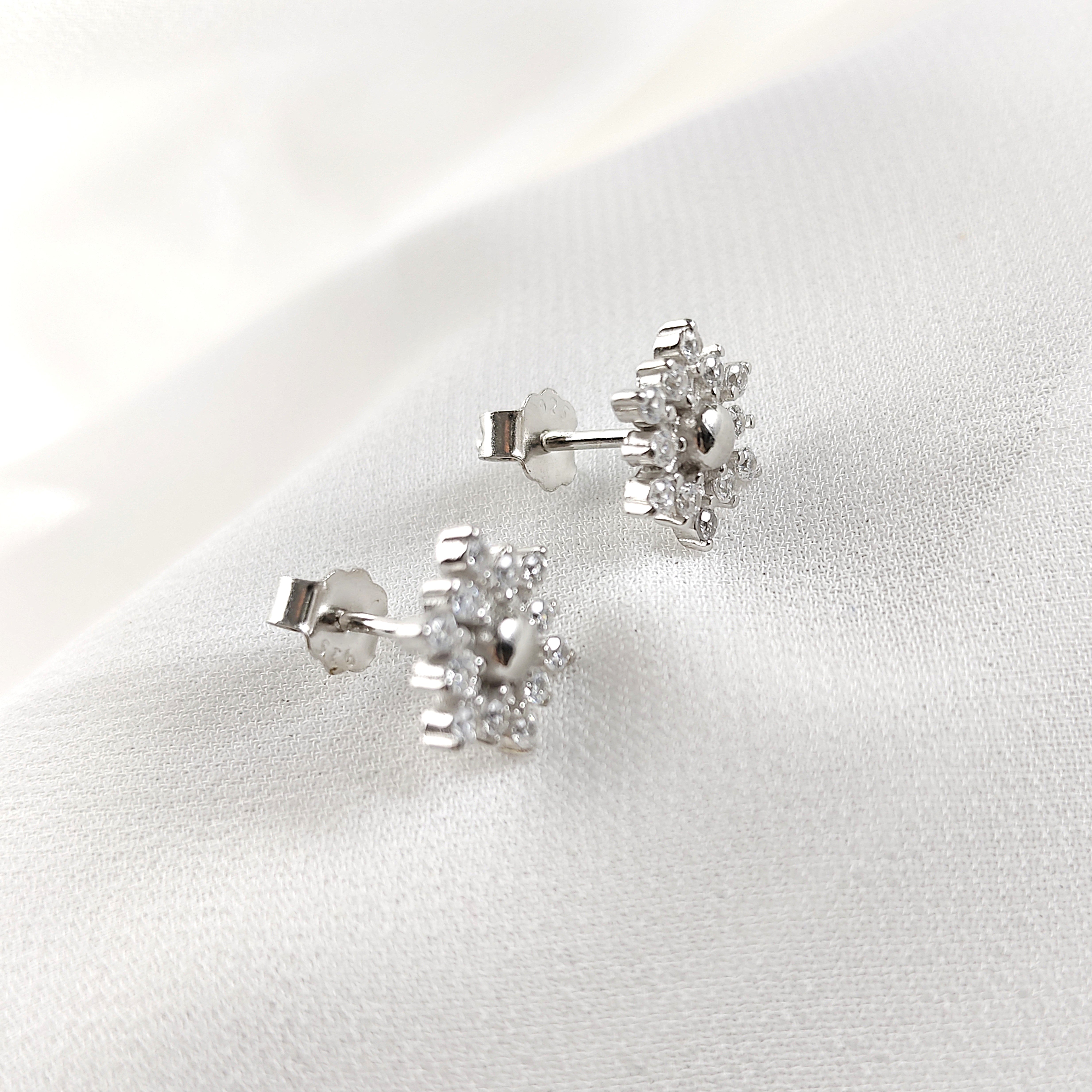 Boucles d’Oreilles Fleur Scintillante en Argent 925