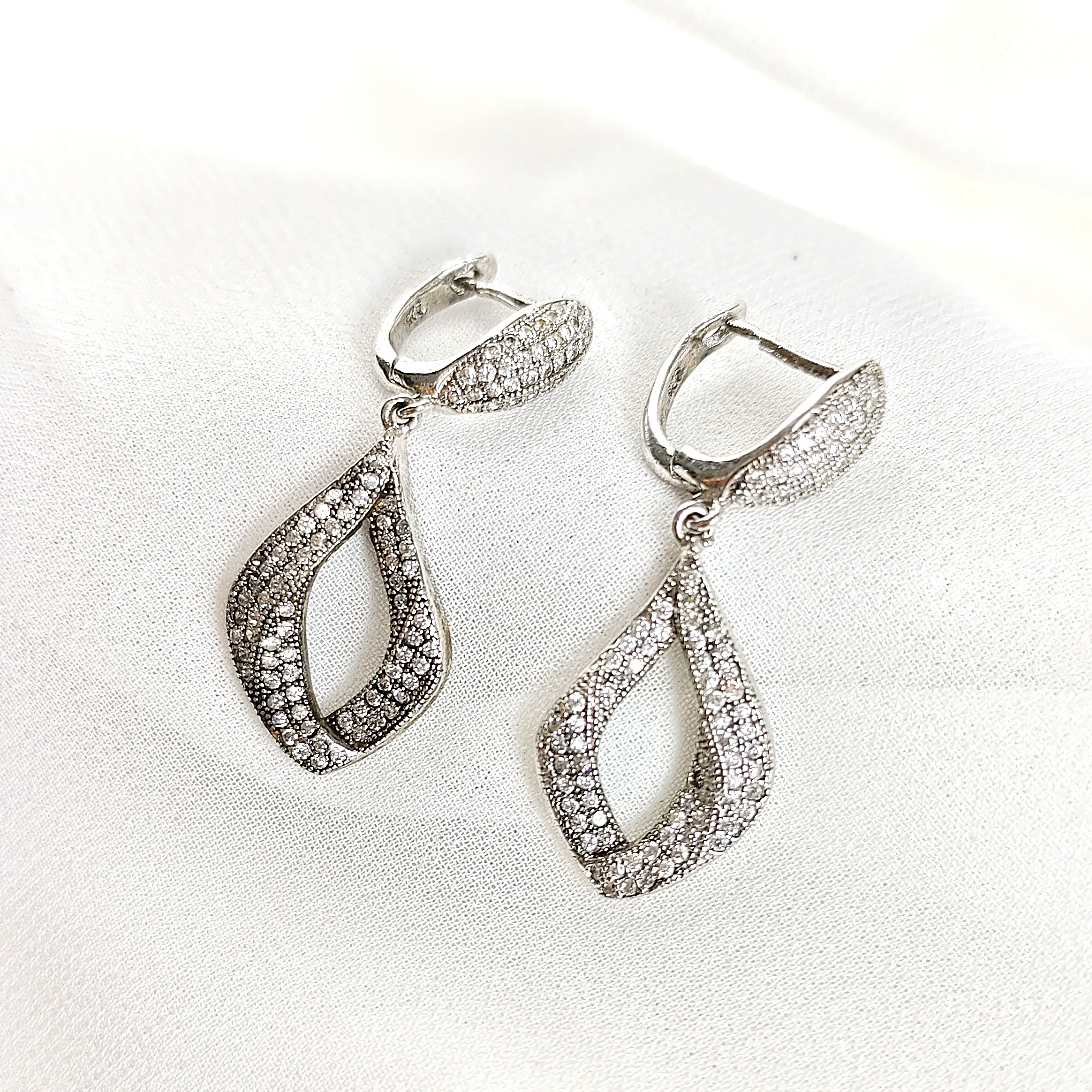 Boucles d’Oreilles Goutte Élégante en Argent 925 – Zircons Scintillants