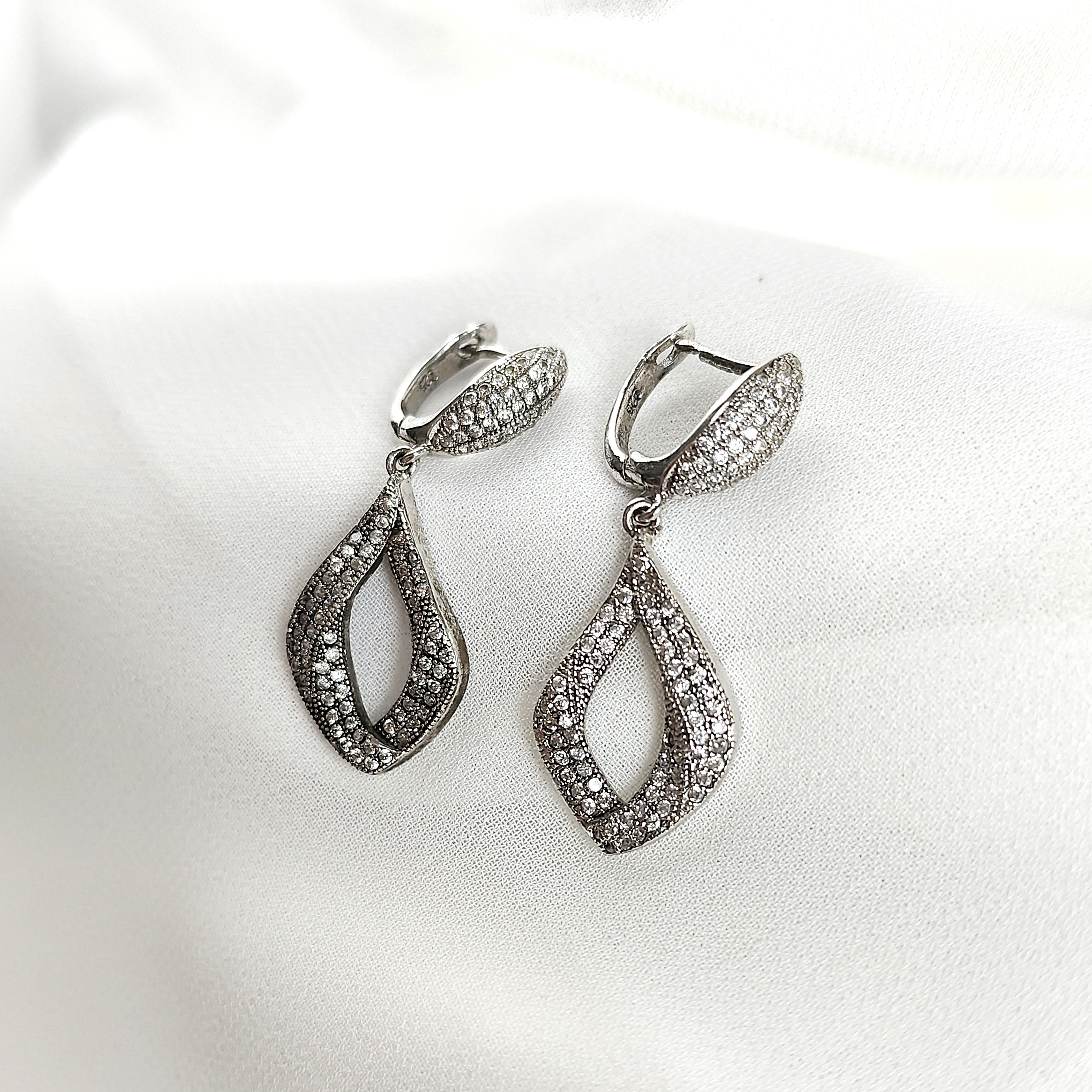 Boucles d’Oreilles Goutte Élégante en Argent 925 – Zircons Scintillants