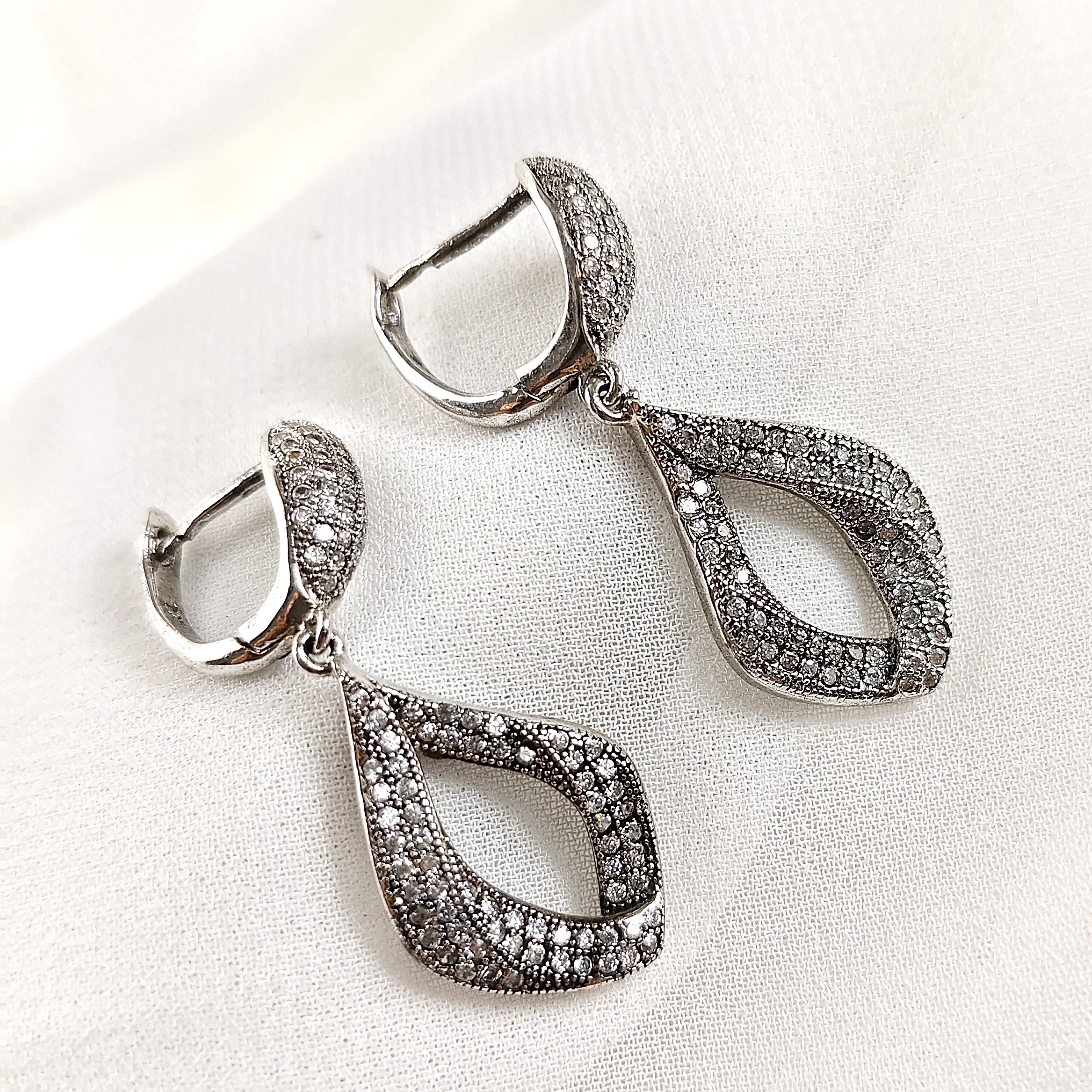 Boucles d’Oreilles Goutte Élégante en Argent 925 – Zircons Scintillants