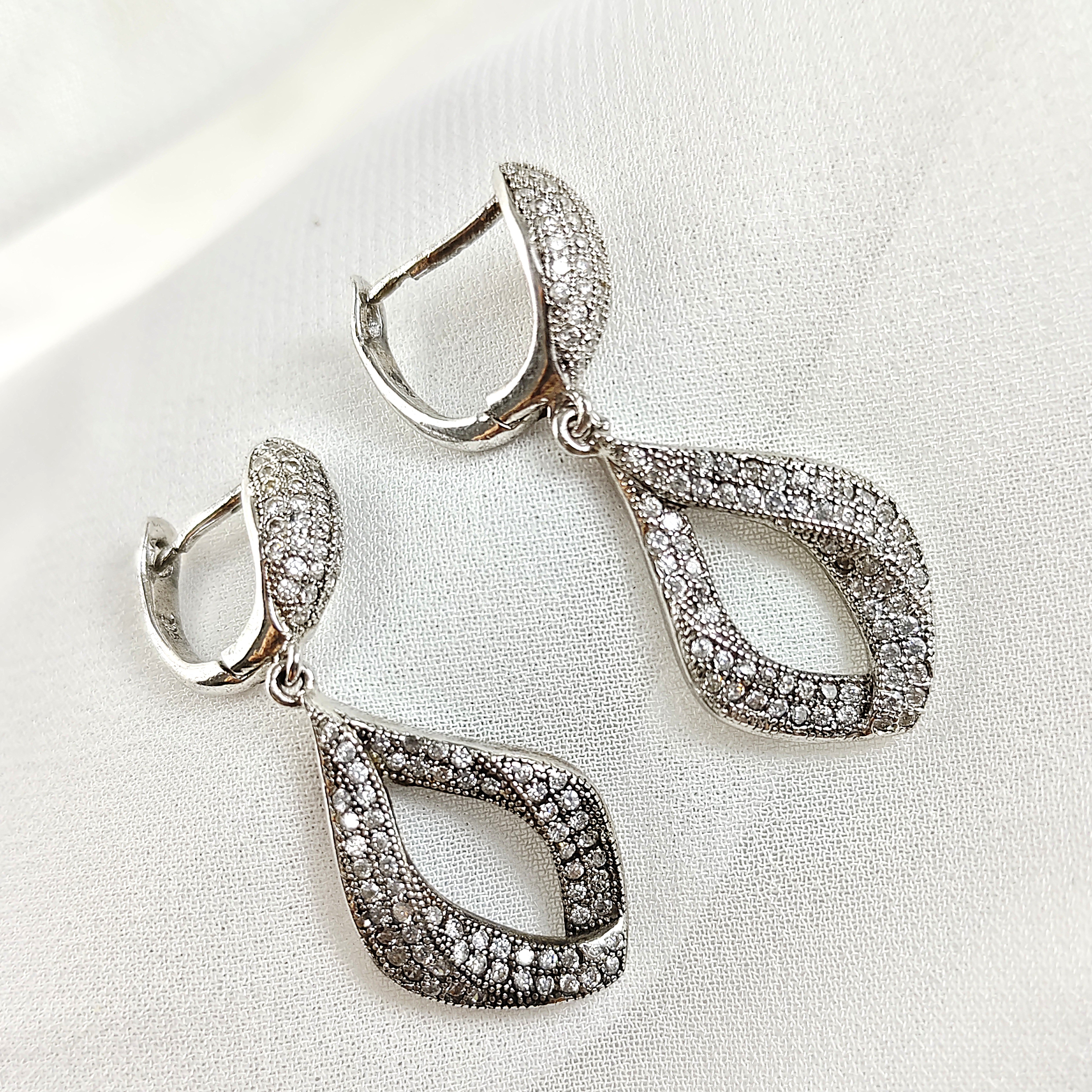 Boucles d’Oreilles Goutte Élégante en Argent 925 – Zircons Scintillants