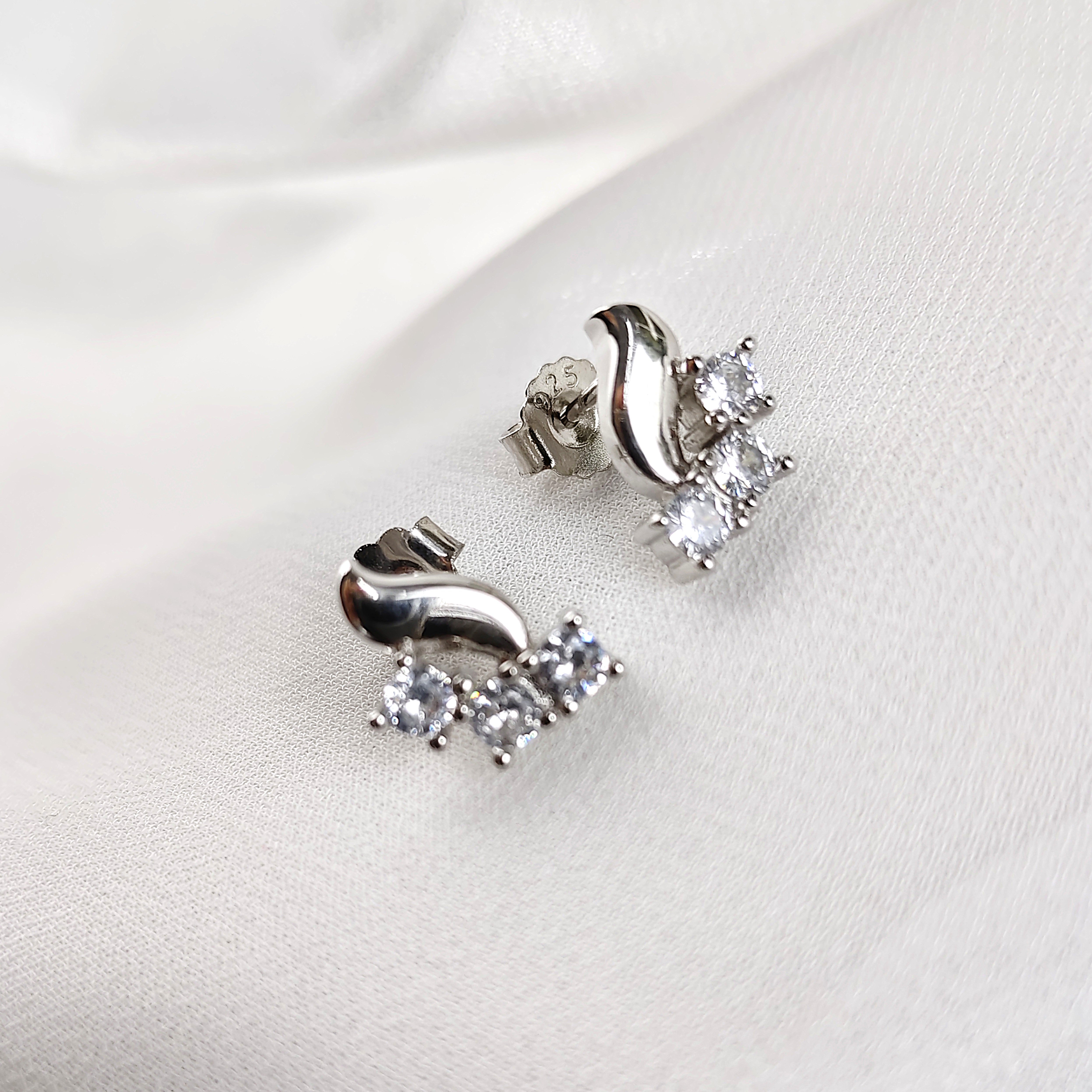 Boucles d’Oreilles Élégance Ondulée en Argent 925 – Trois Zircons Scintillants