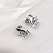 Boucles d’Oreilles Élégance Ondulée en Argent 925 – Trois Zircons Scintillants