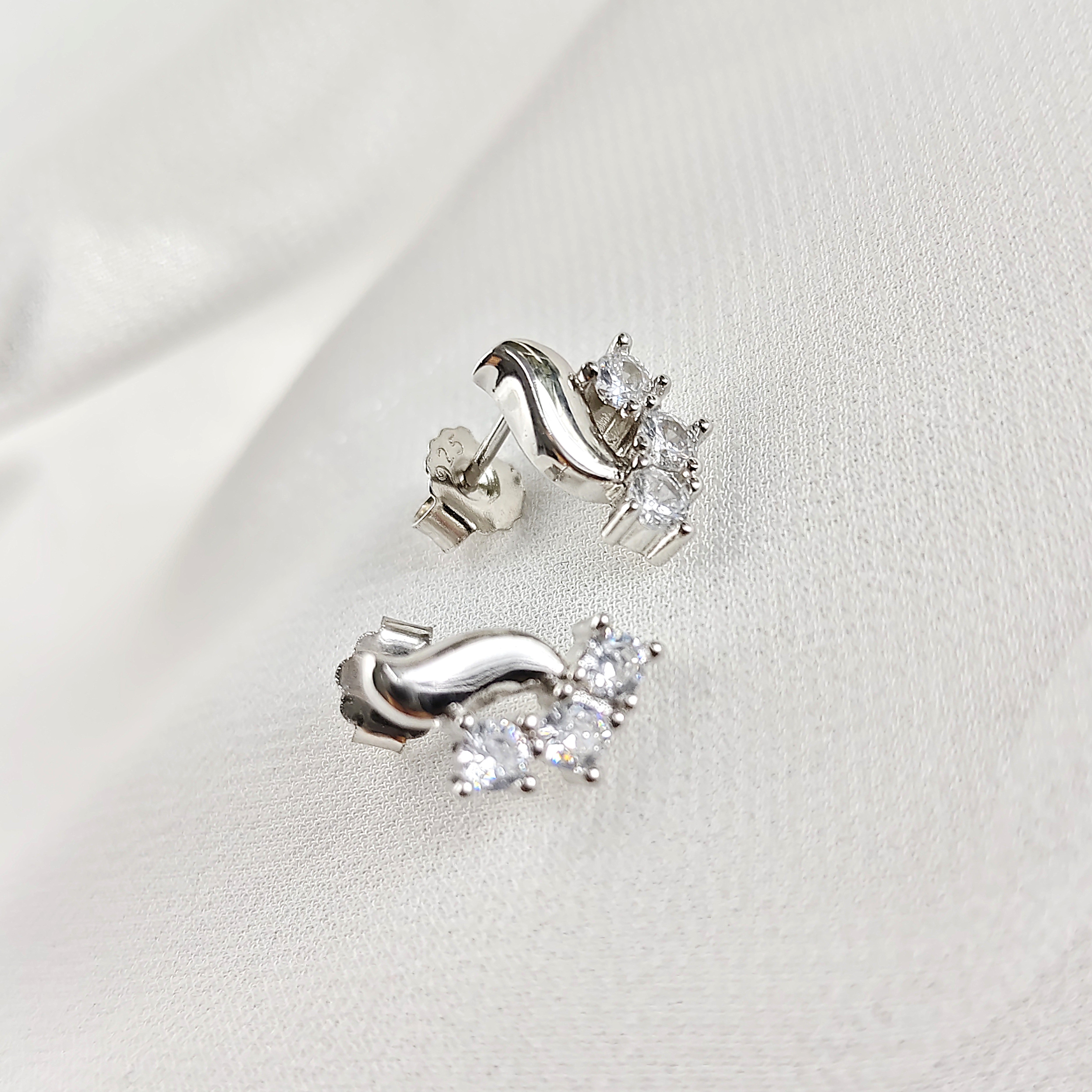 Boucles d’Oreilles Élégance Ondulée en Argent 925 – Trois Zircons Scintillants