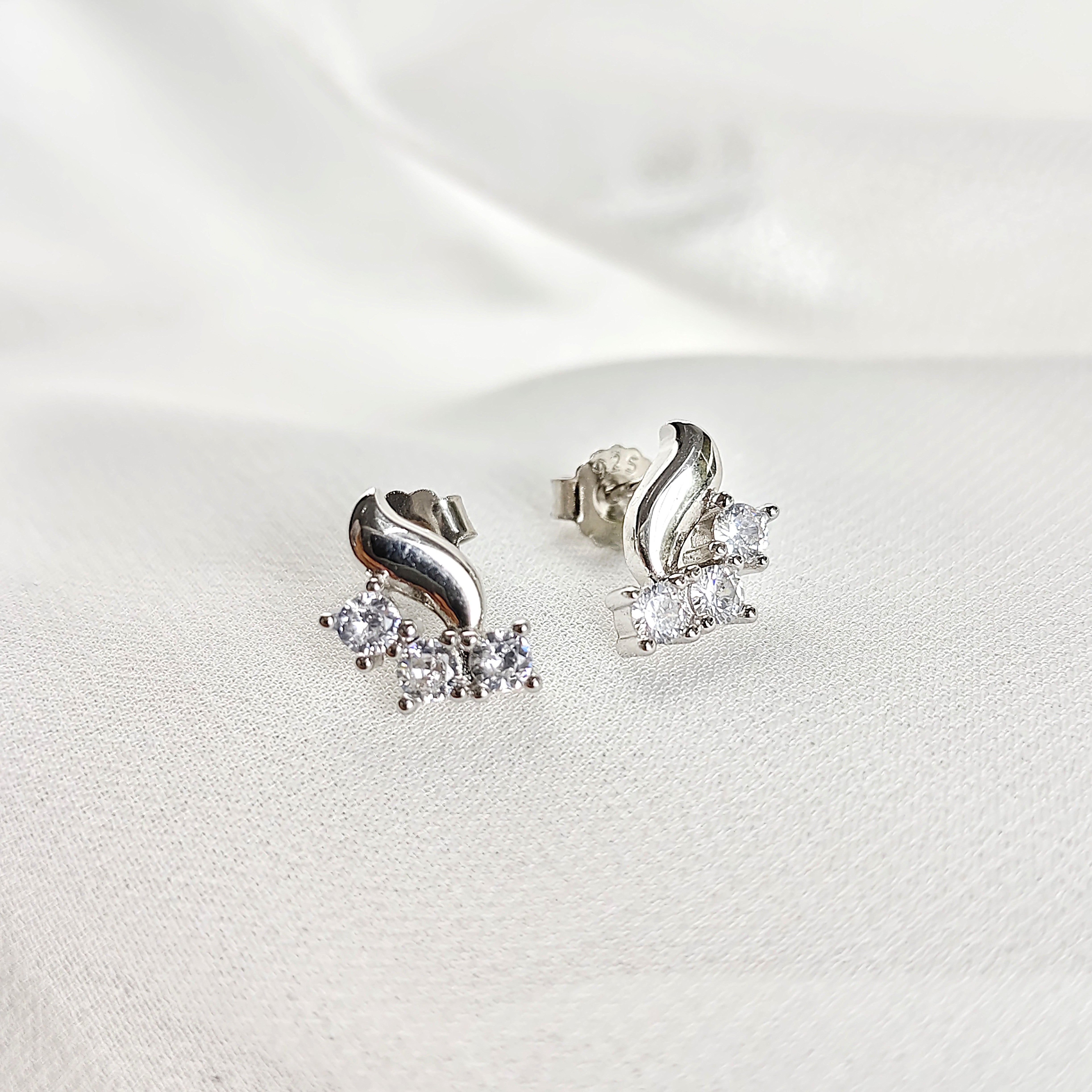 Boucles d’Oreilles Élégance Ondulée en Argent 925 – Trois Zircons Scintillants