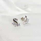 Boucles d’Oreilles Élégance Ondulée en Argent 925 – Trois Zircons Scintillants