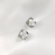 Boucles d’Oreilles Fleur Nacrée en Argent 925 – Élégance Florale