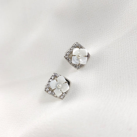 Boucles d’Oreilles Fleur Nacrée en Argent 925 – Élégance Florale