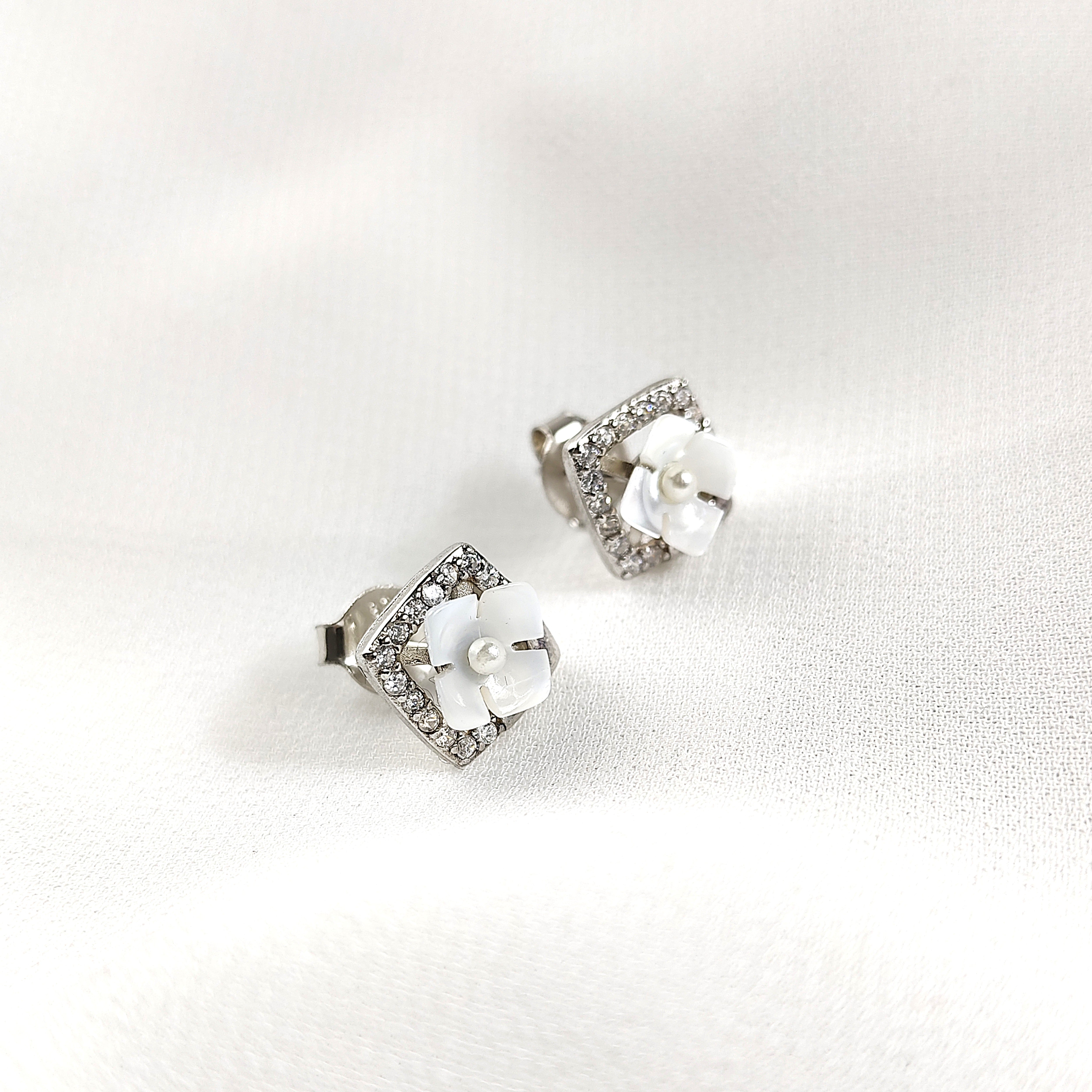 Boucles d’Oreilles Fleur Nacrée en Argent 925 – Élégance Florale