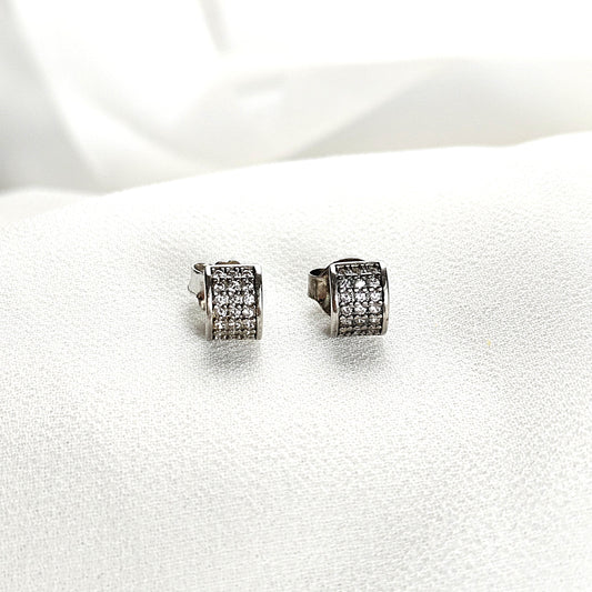 Boucles d’Oreilles Mini-Cube Pavé Zircon en Argent 925 – Élégance Discrète