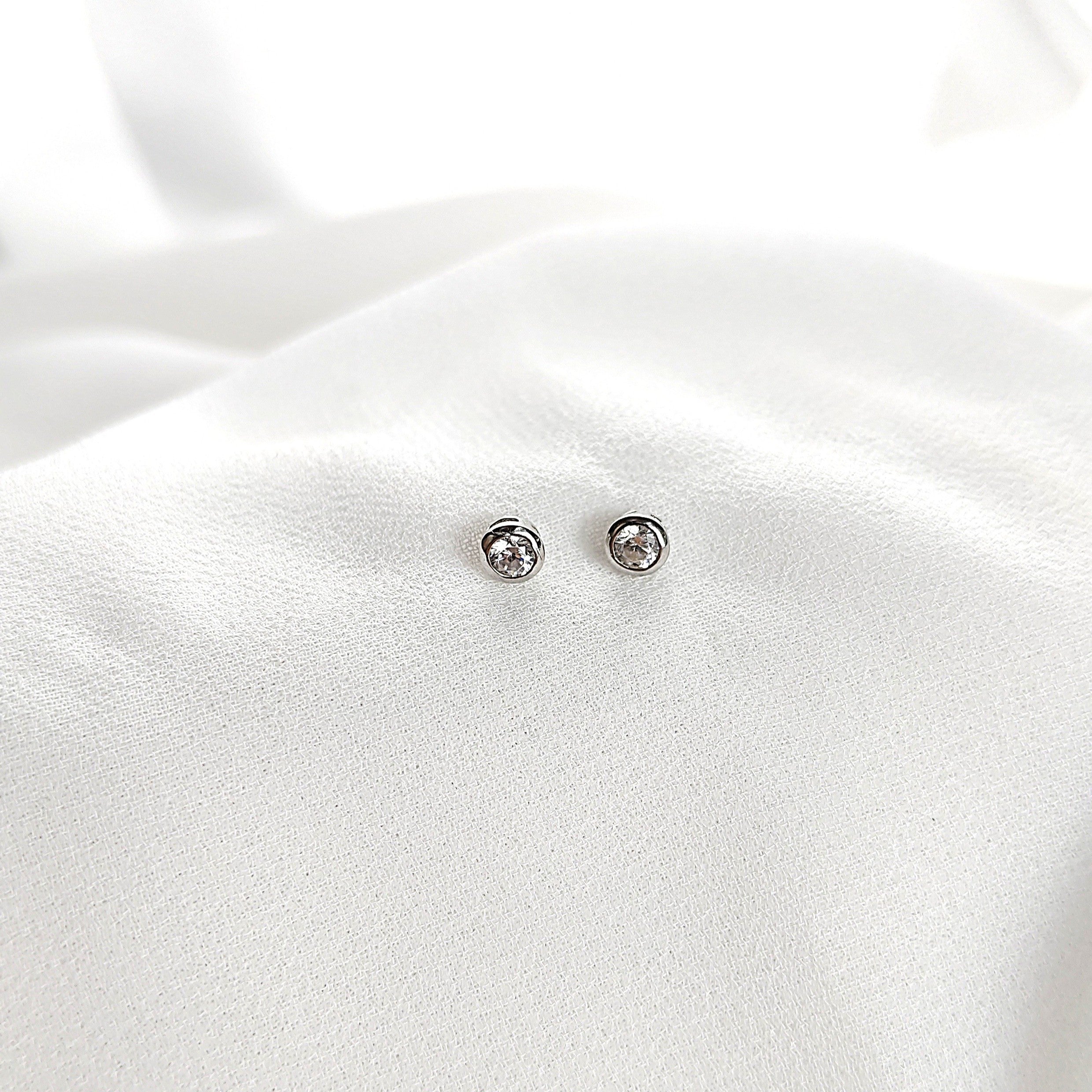 Boucles d’Oreilles en Argent Minimalistes avec Zircon Solitaire