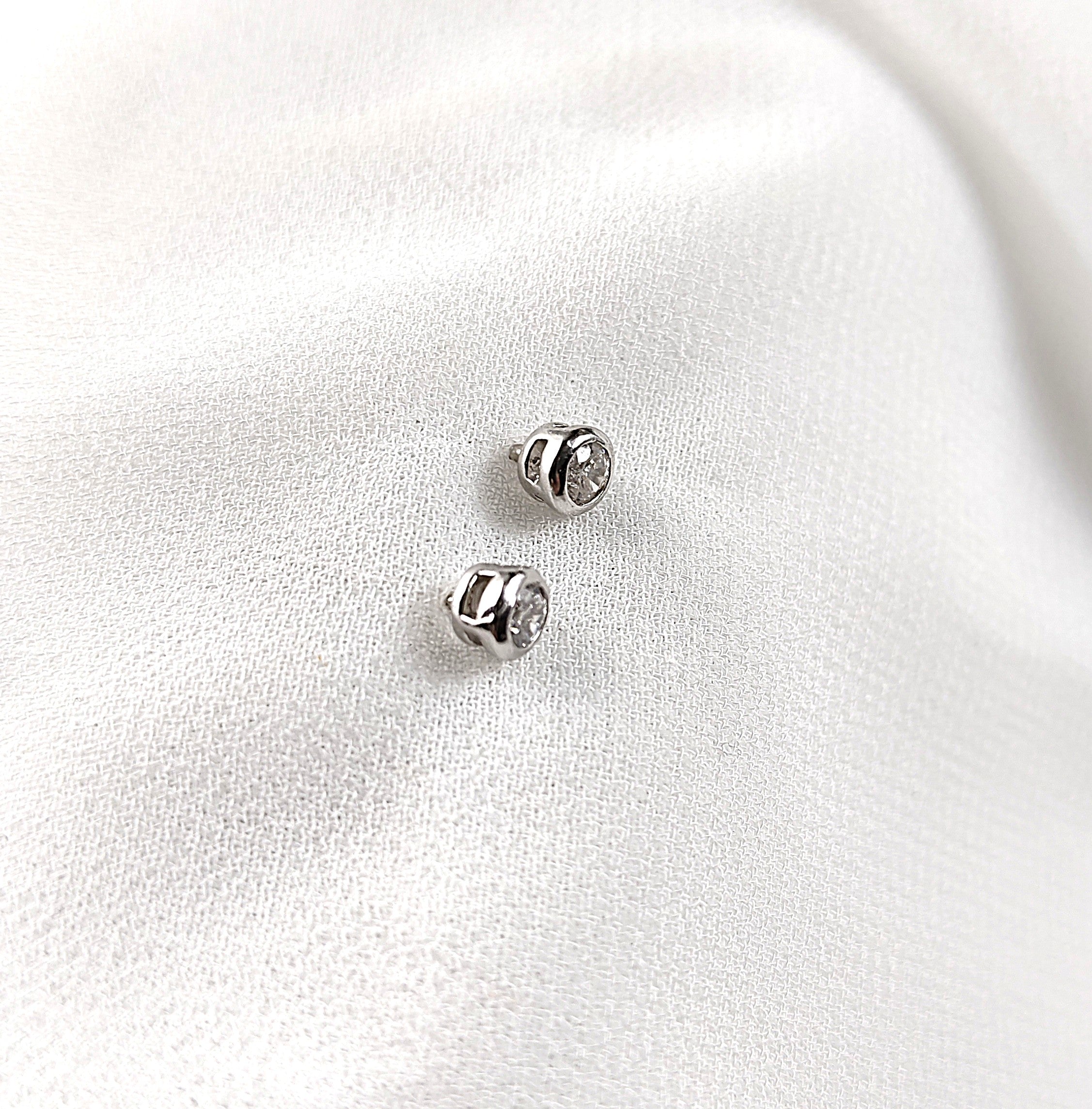 Boucles d’Oreilles en Argent Minimalistes avec Zircon Solitaire