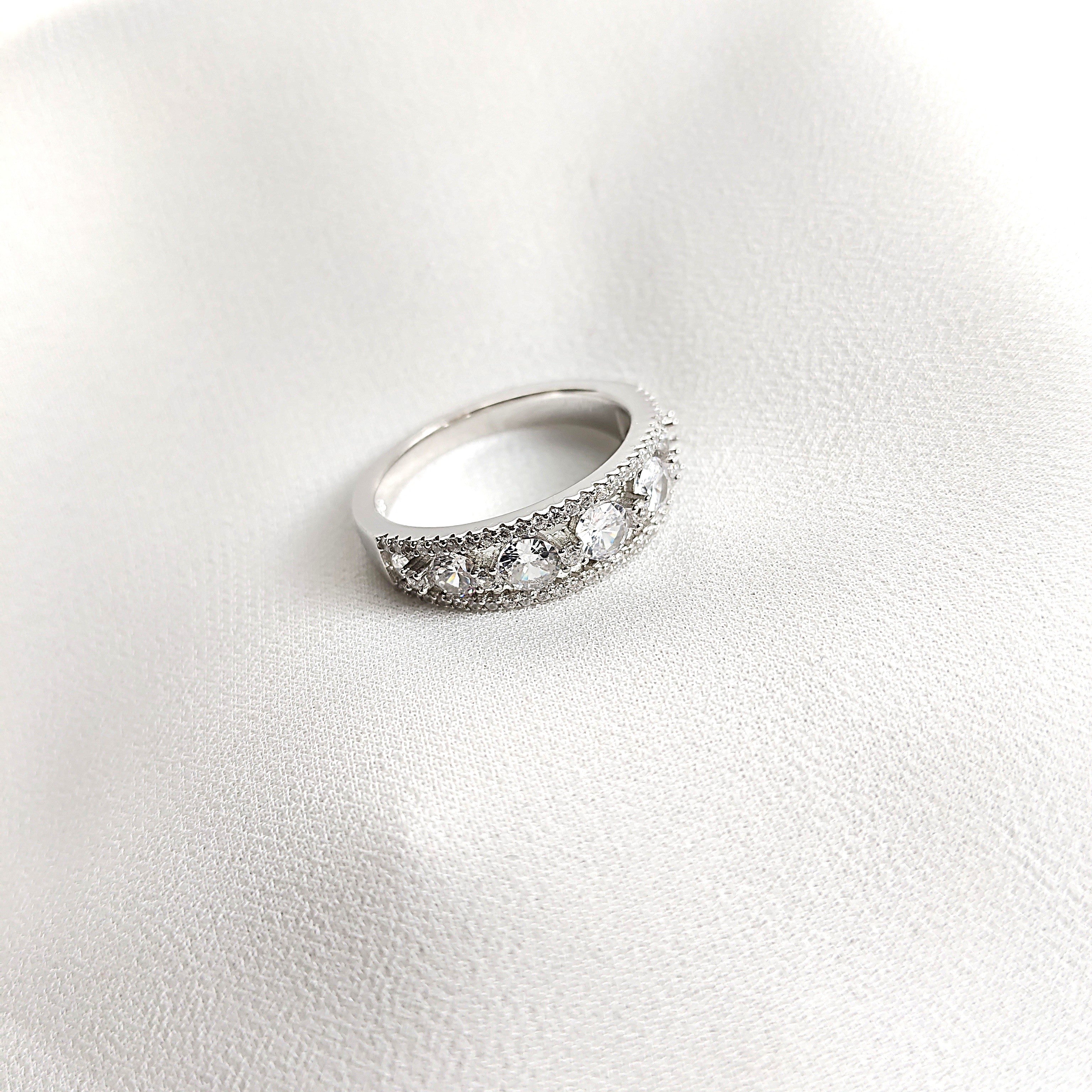 Bague en argent rhodié sertie de cinq zircons scintillants
