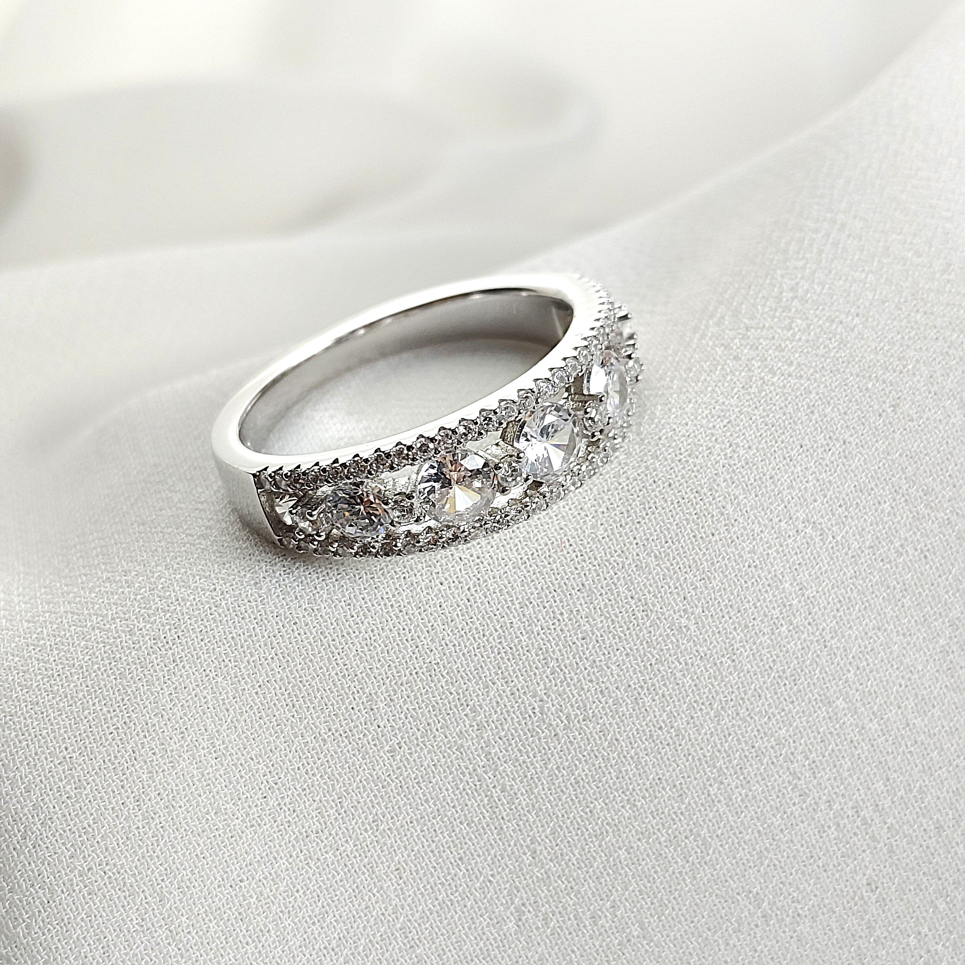Bague en argent rhodié sertie de cinq zircons scintillants
