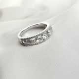 Bague en argent rhodié sertie de cinq zircons scintillants