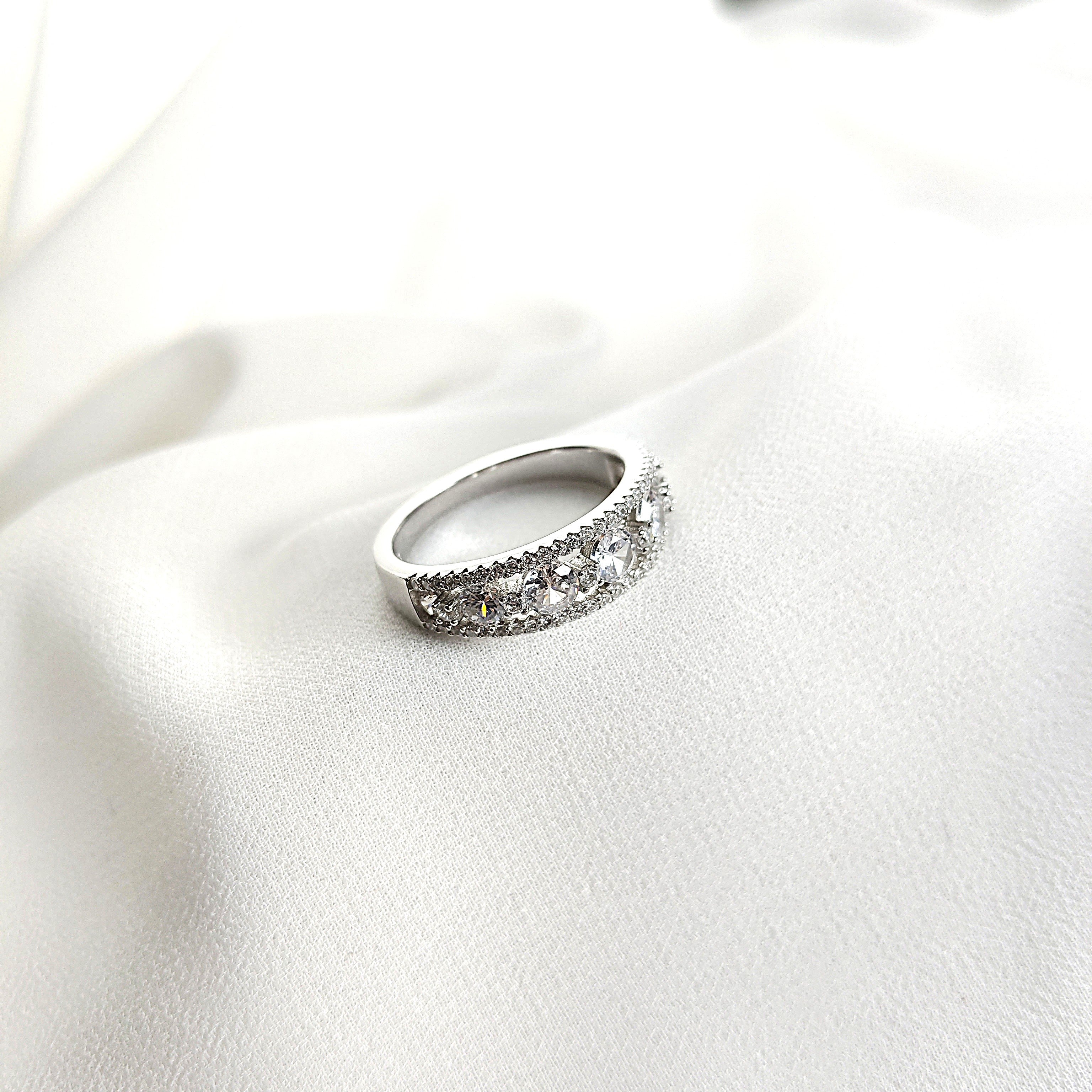 Bague en argent rhodié sertie de cinq zircons scintillants