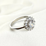Bague en argent rhodié avec pierre centrale et halo de zircons