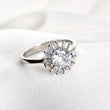 Bague en argent rhodié avec pierre centrale et halo de zircons
