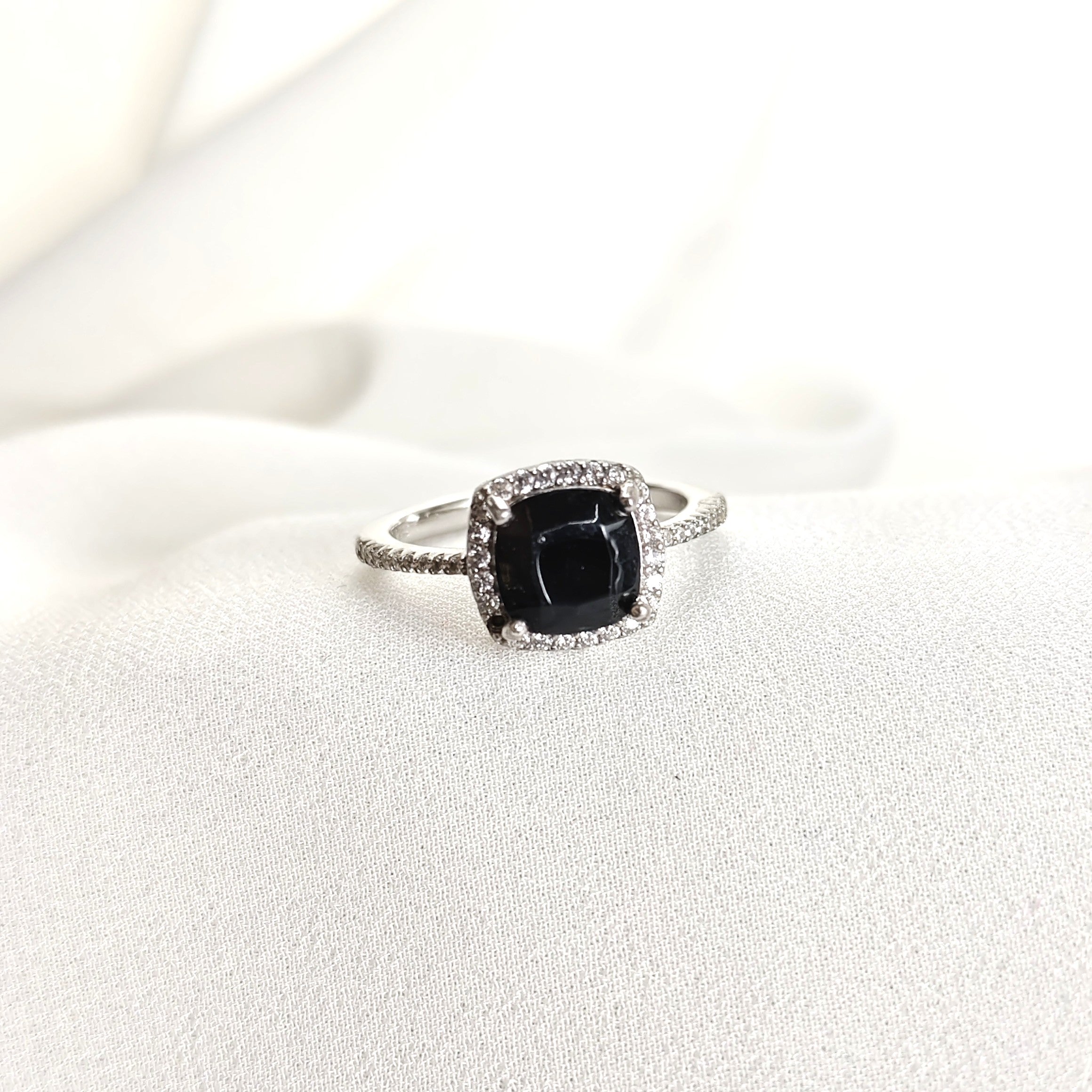 Bague en argent rhodié avec pierre noire et halo de zircons