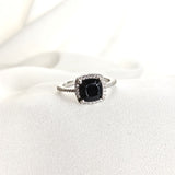 Bague en argent rhodié avec pierre noire et halo de zircons