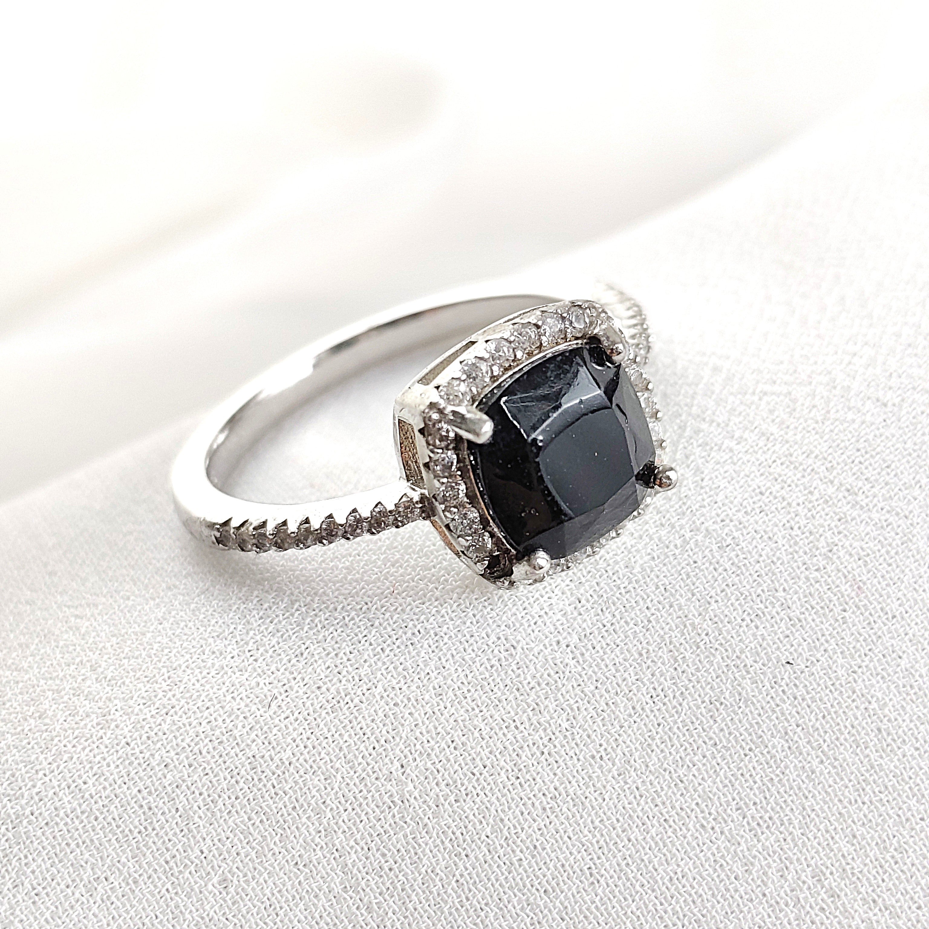 Bague en argent rhodié avec pierre noire et halo de zircons