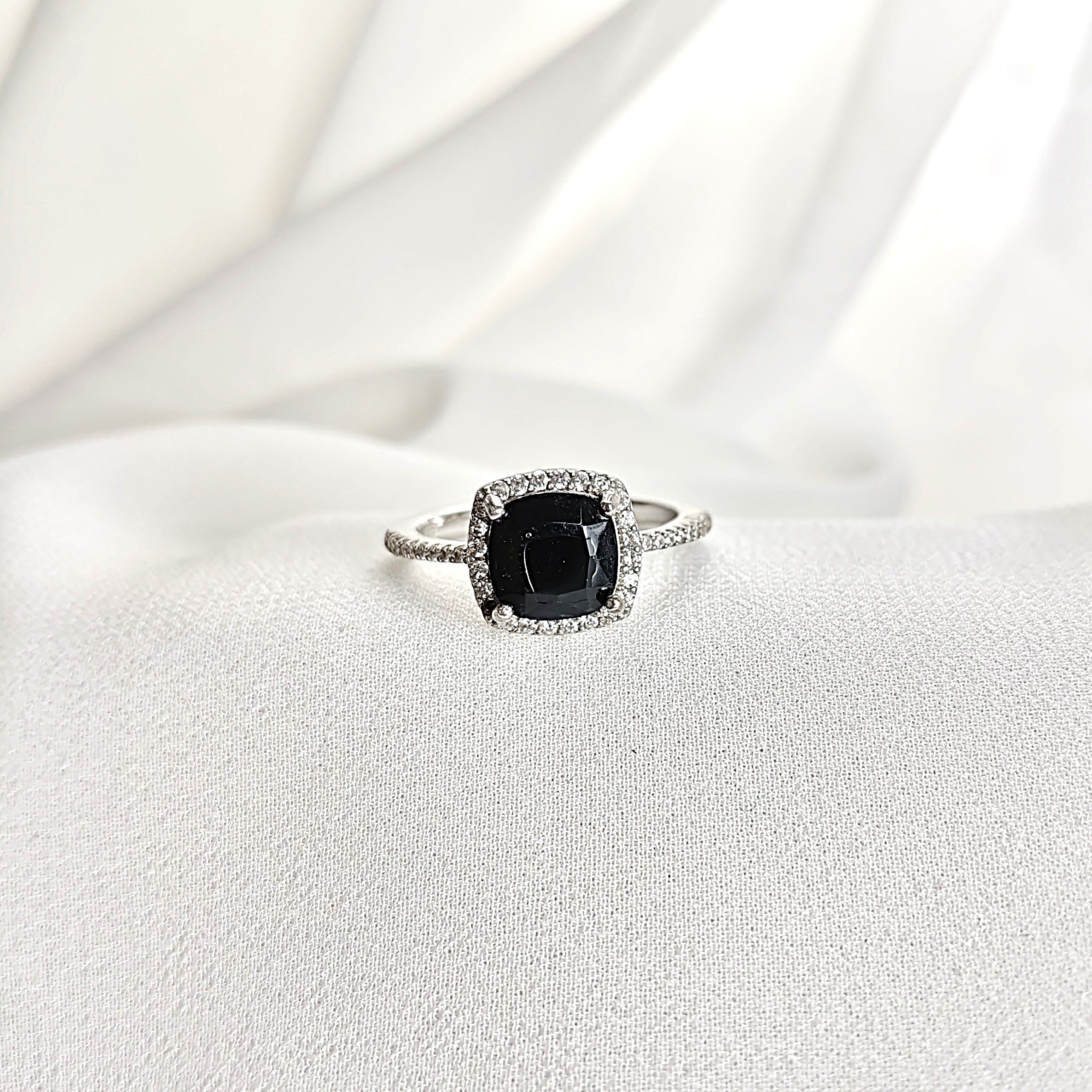 Bague en argent rhodié avec pierre noire et halo de zircons