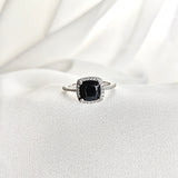Bague en argent rhodié avec pierre noire et halo de zircons