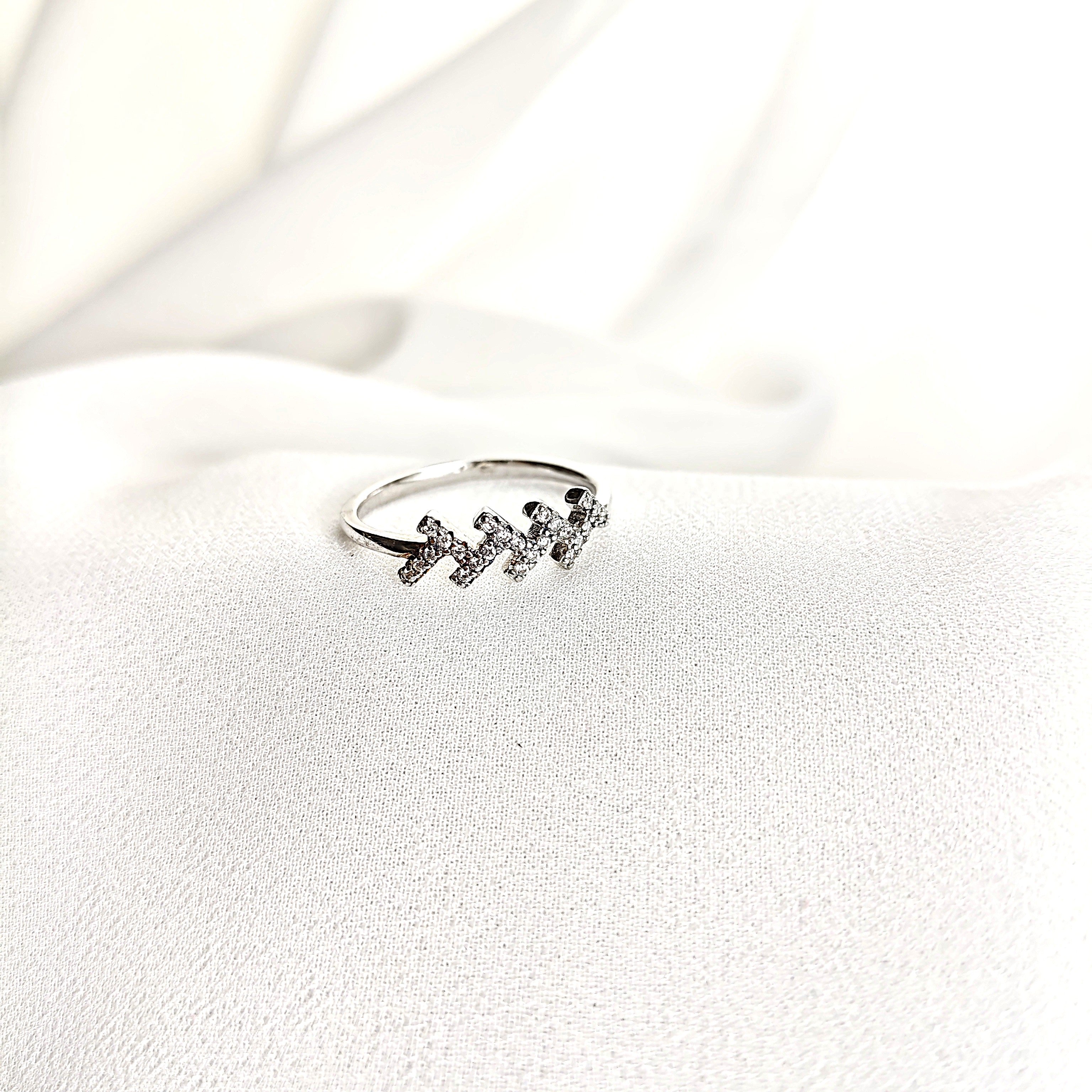 Bague en argent rhodié avec motif triple H serti de zircons