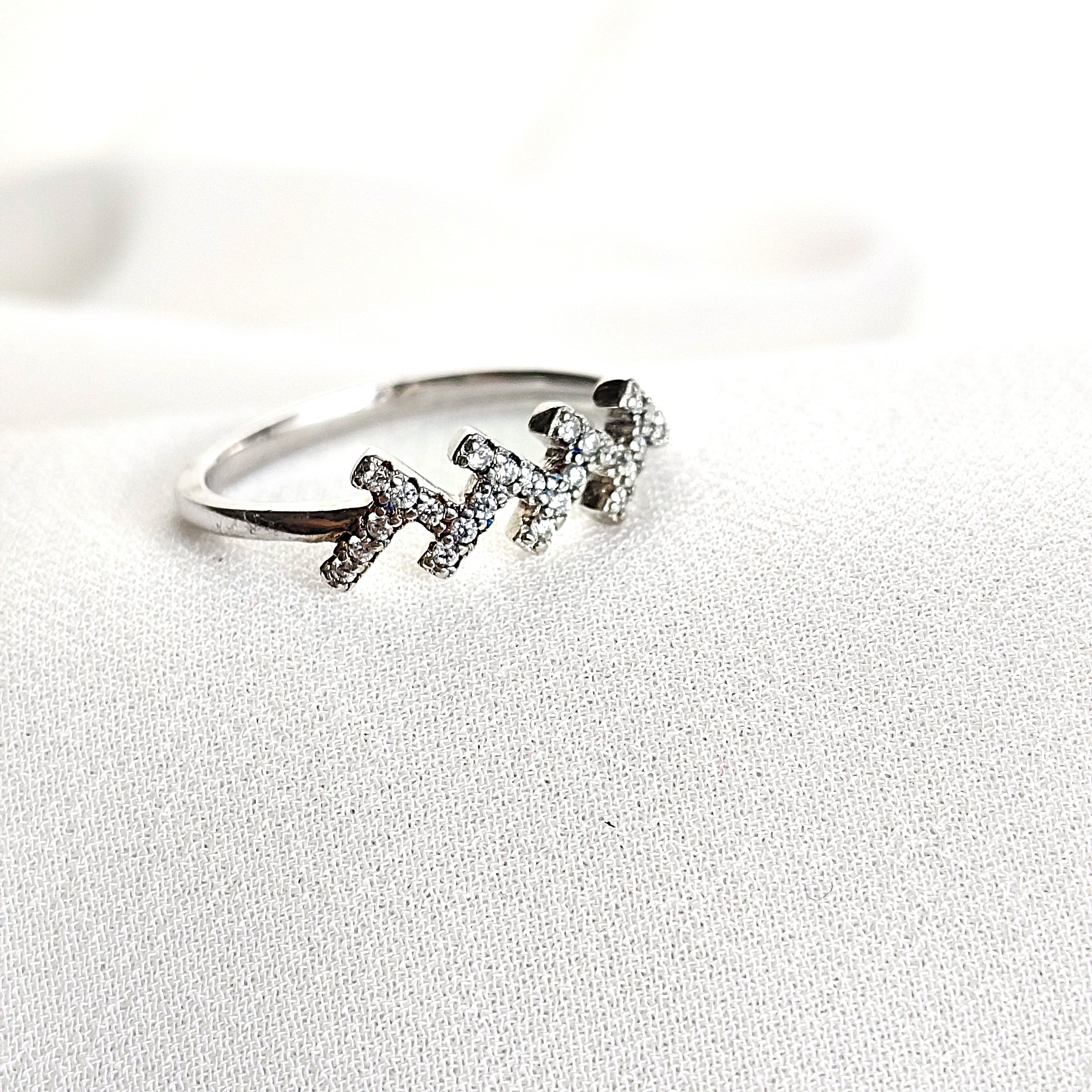 Bague en argent rhodié avec motif triple H serti de zircons