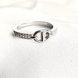 Bague en argent rhodié avec motif cercle et pavage de zircons