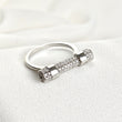 Bague en argent rhodié avec barre pavée de zircons