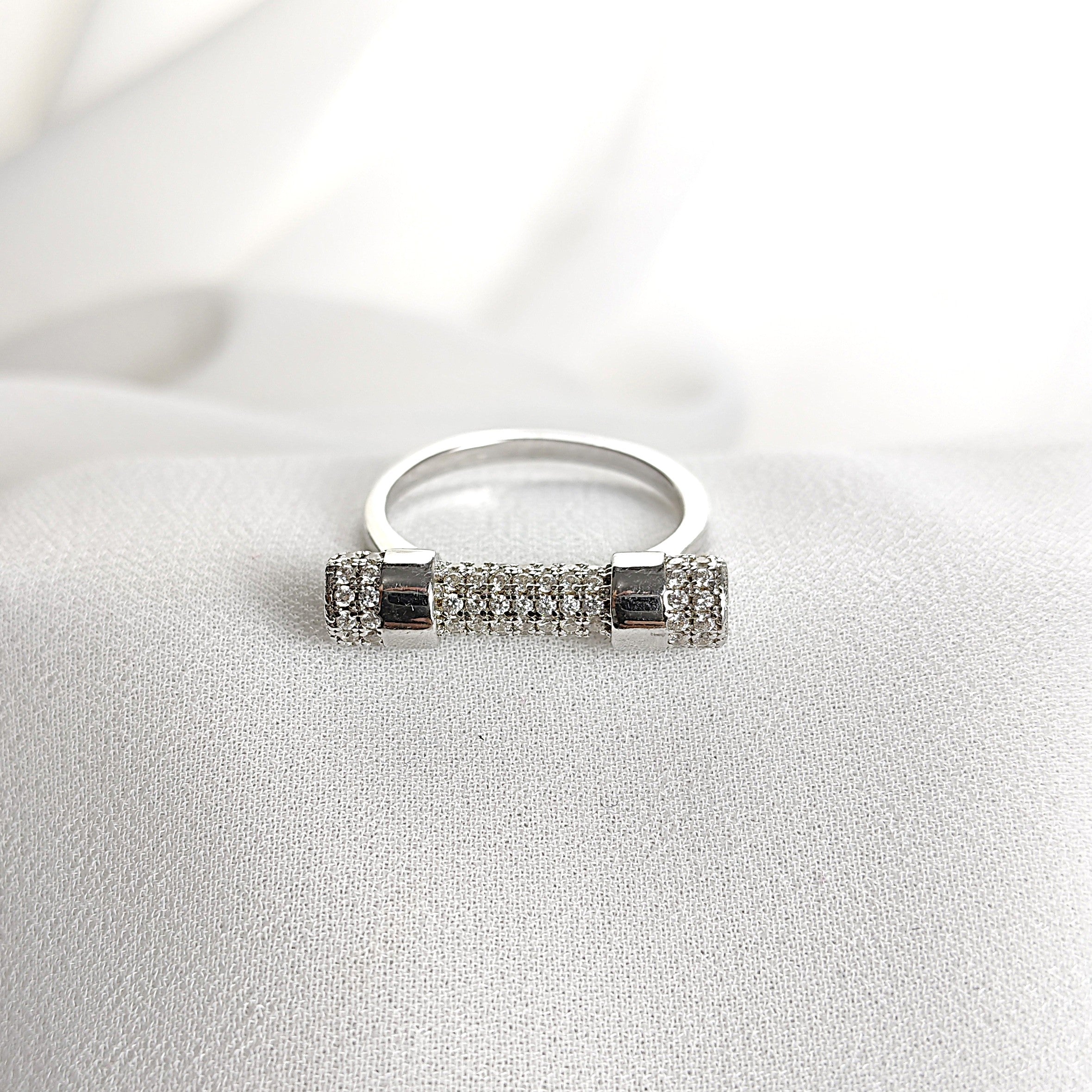 Bague en argent rhodié avec barre pavée de zircons