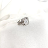 Bague en argent rhodié avec zircon rectangulaire et halo double